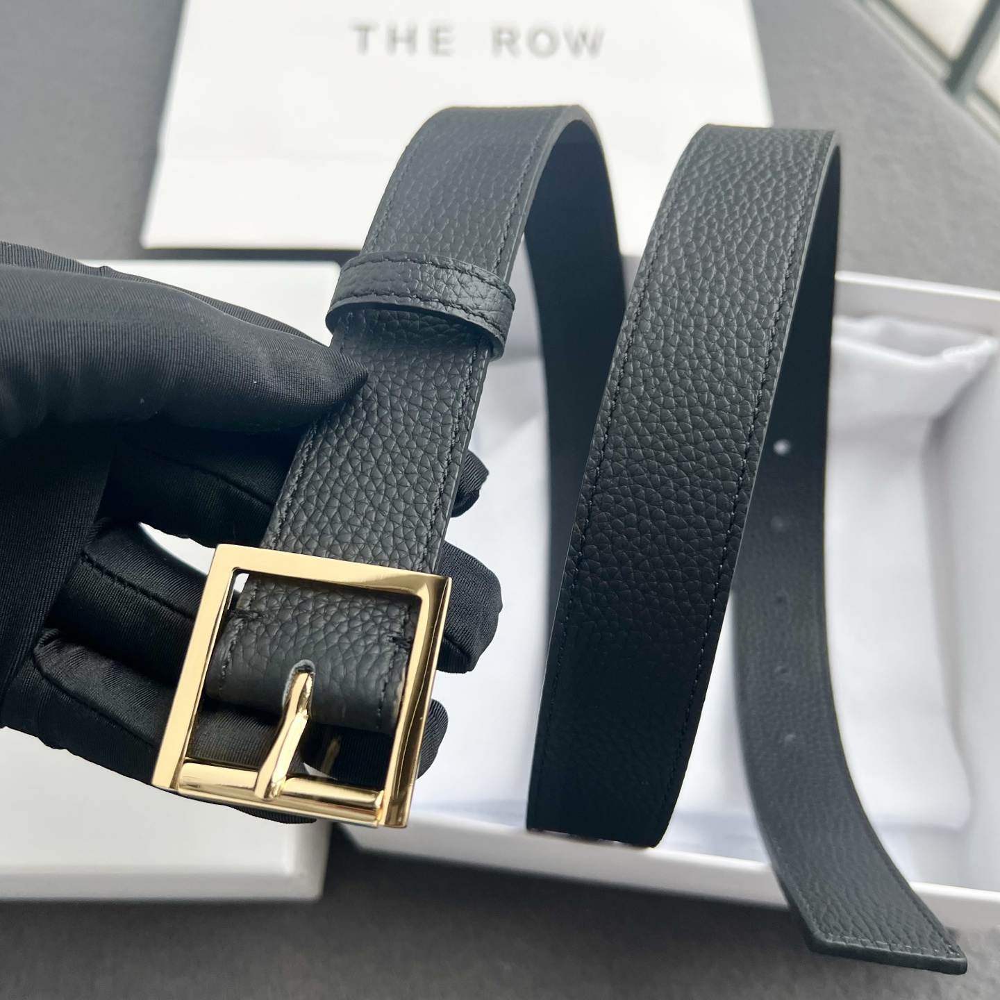 the row  togo纹黑色金银真皮腰带！穿搭配饰必备！简约不简单，慵懒大气！不管日常穿搭，还是工作配套，都很适合！