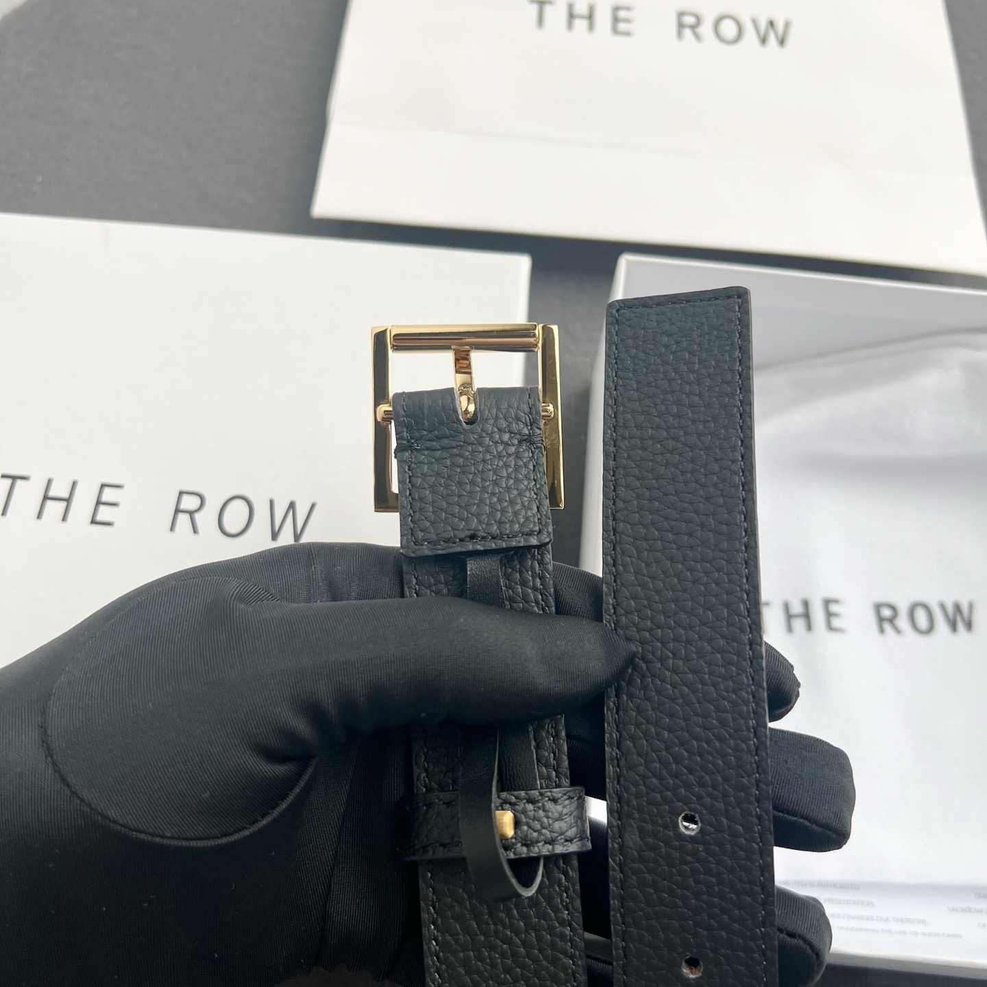 the row  togo纹黑色金银真皮腰带！穿搭配饰必备！简约不简单，慵懒大气！不管日常穿搭，还是工作配套，都很适合！