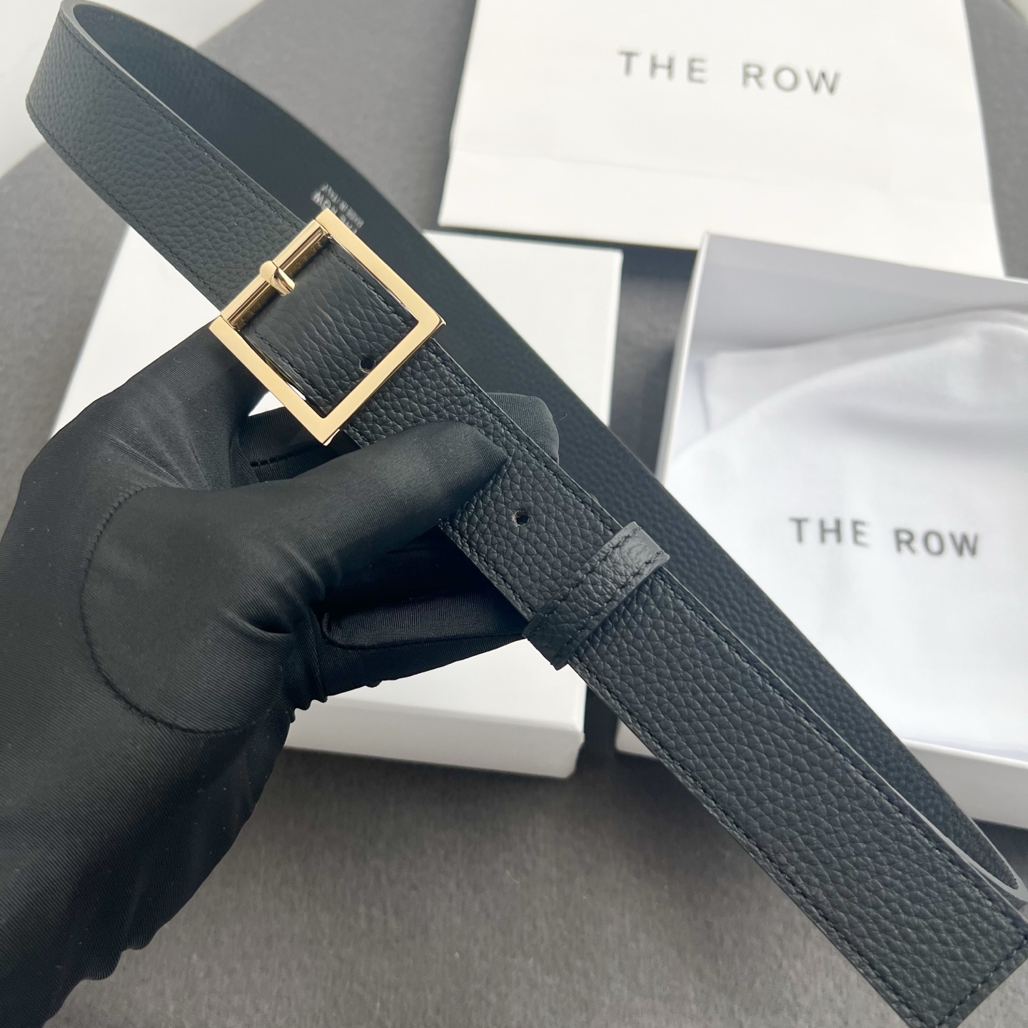 the row  togo纹黑色金银真皮腰带！穿搭配饰必备！简约不简单，慵懒大气！不管日常穿搭，还是工作配套，都很适合！