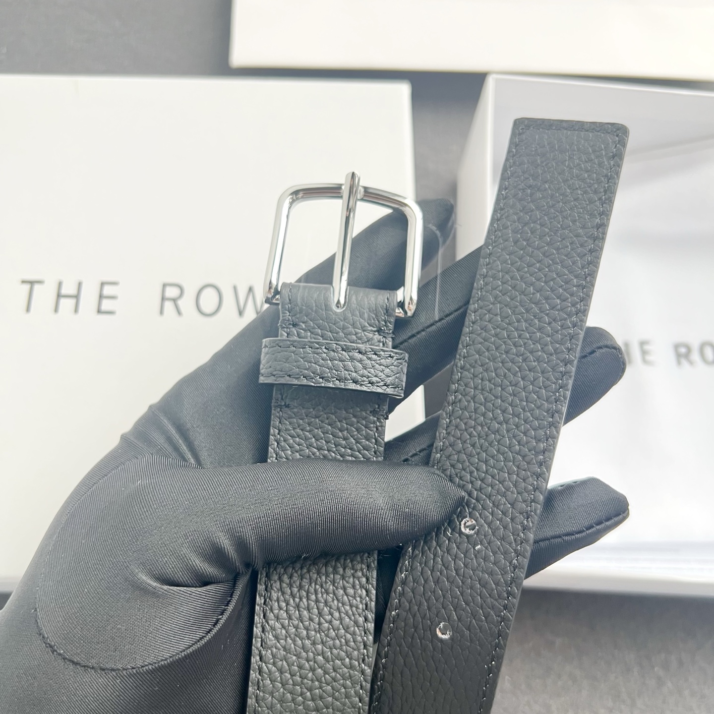 the row  togo纹黑色银扣真皮腰带！穿搭配饰必备！简约不简单，慵懒大气！不管日常穿搭，还是工作配套，都很适合！