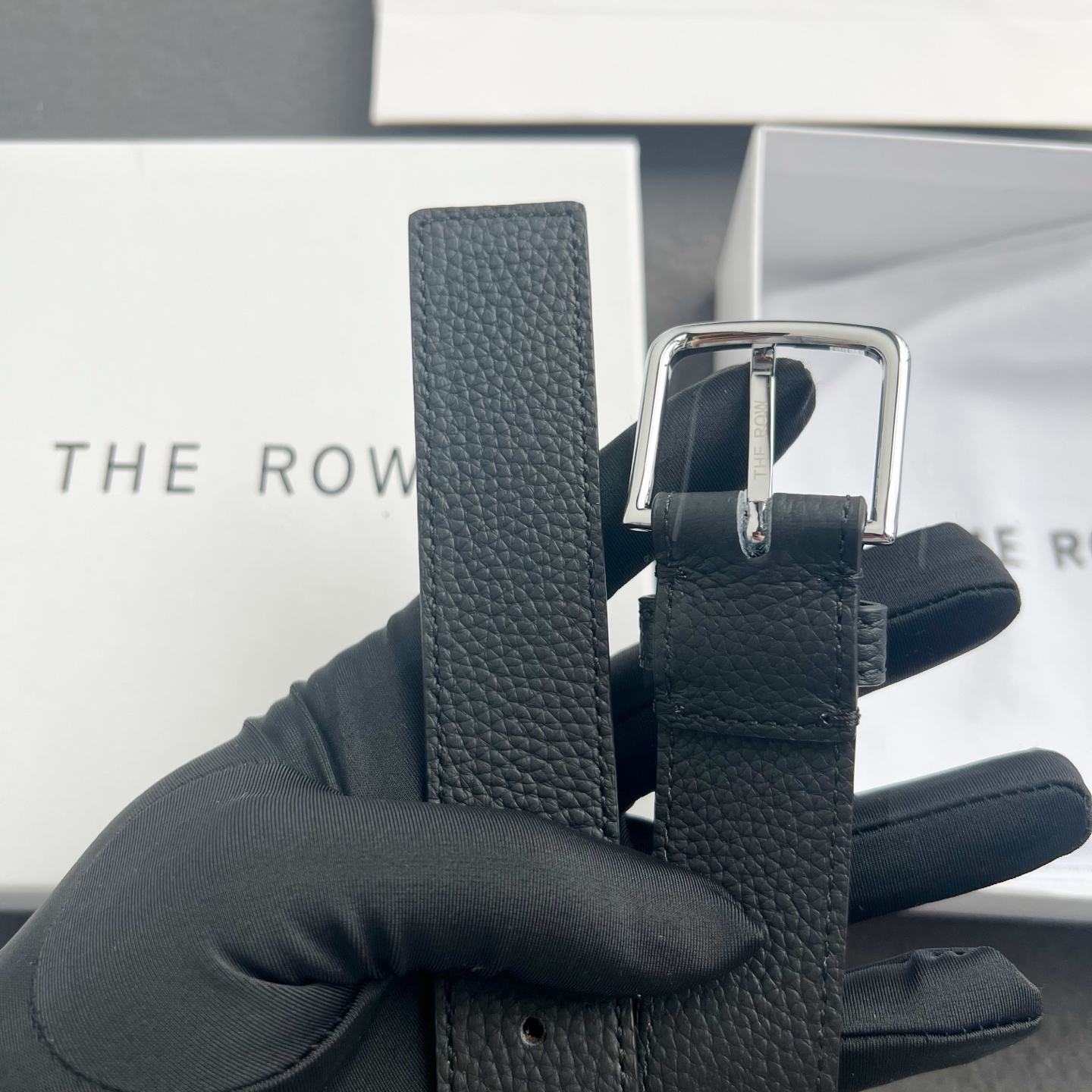 the row  togo纹黑色银扣真皮腰带！穿搭配饰必备！简约不简单，慵懒大气！不管日常穿搭，还是工作配套，都很适合！