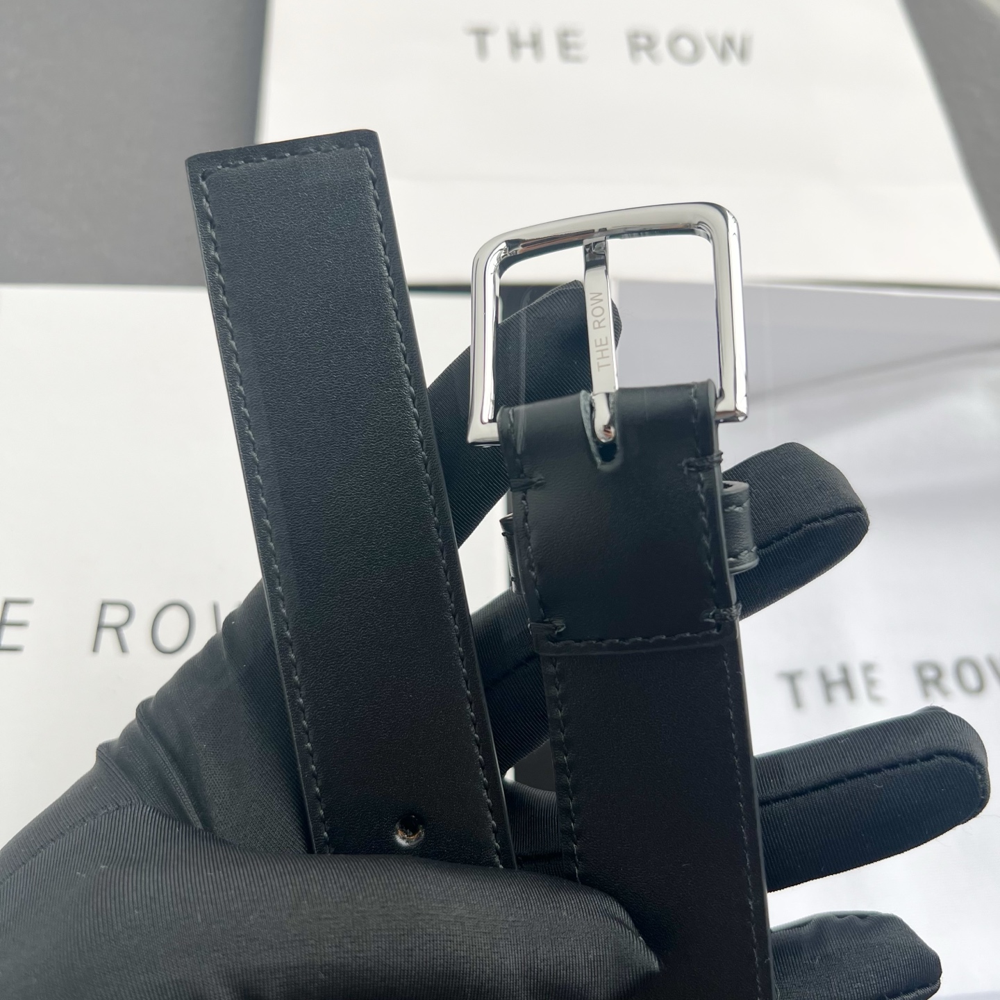 the row  小牛纹黑色银扣真皮腰带！穿搭配饰必备！简约不简单，慵懒大气！不管日常穿搭，还是工作配套，都很适合！3c