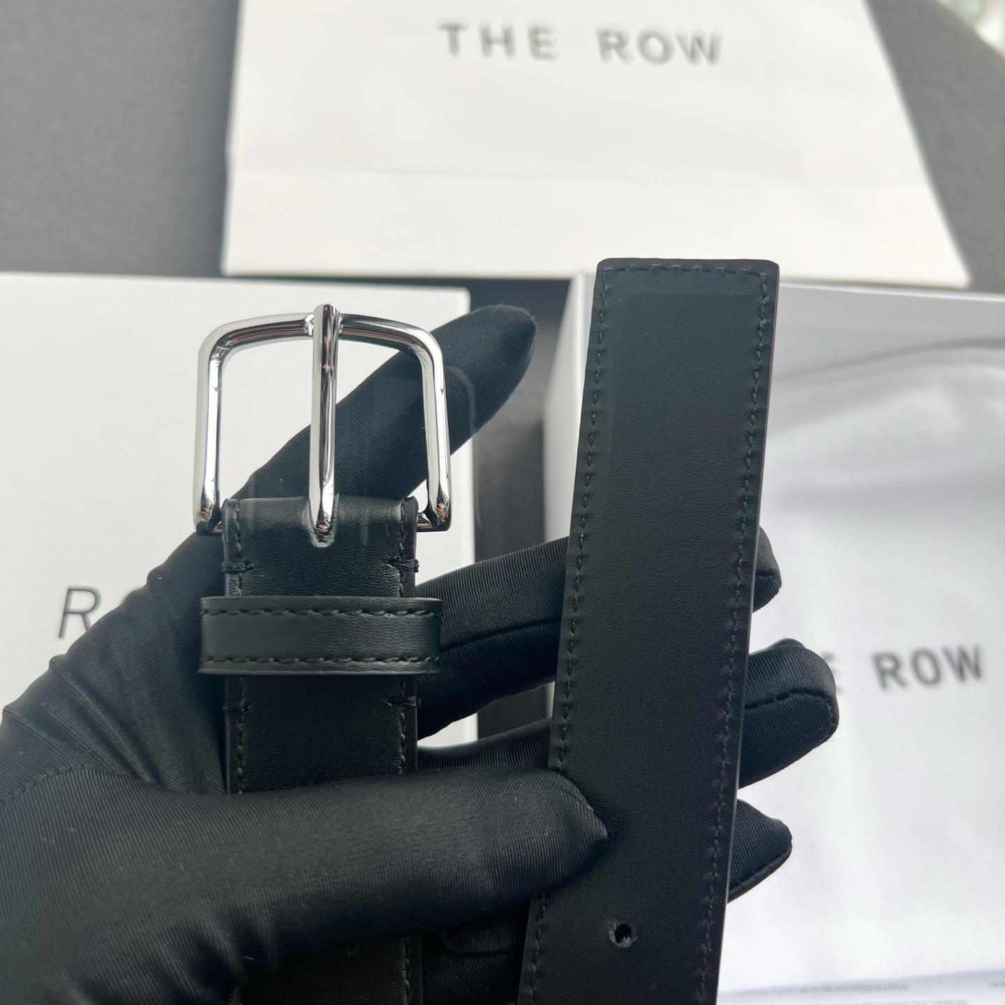 the row  小牛纹黑色银扣真皮腰带！穿搭配饰必备！简约不简单，慵懒大气！不管日常穿搭，还是工作配套，都很适合！3c