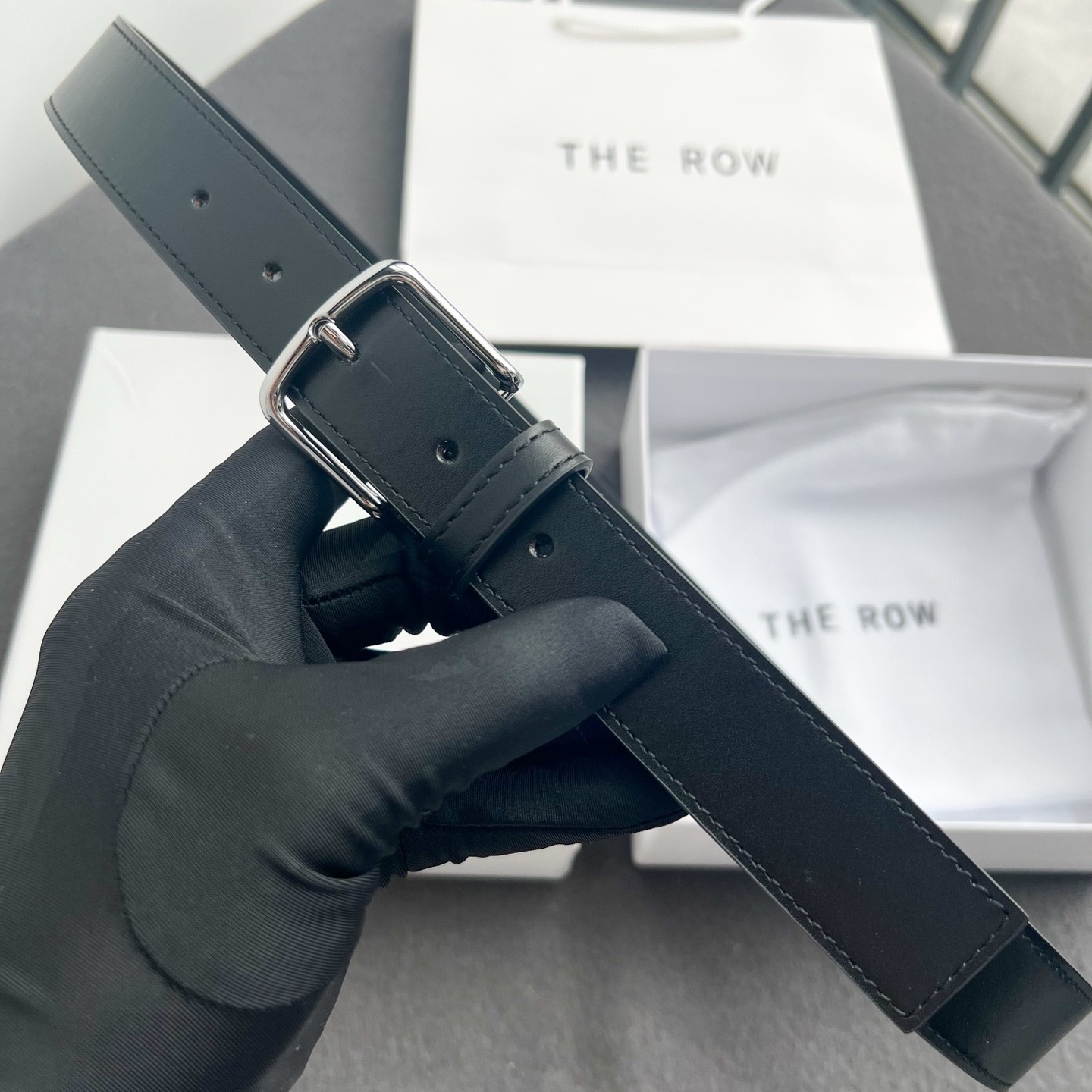 the row  小牛纹黑色银扣真皮腰带！穿搭配饰必备！简约不简单，慵懒大气！不管日常穿搭，还是工作配套，都很适合！3c
