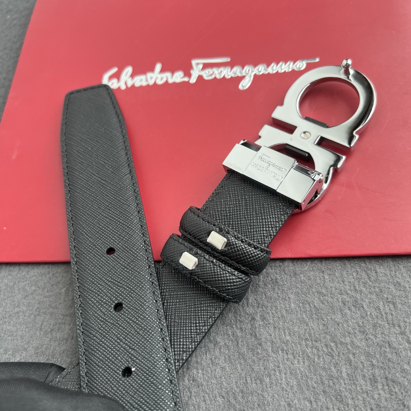 🎐 FERRAGAMO 🎐（菲拉格慕） 采用双面十字纹➕精品纯铜扣头打造 柔软细腻，双面可用，时尚休闲易搭配，商务百搭大