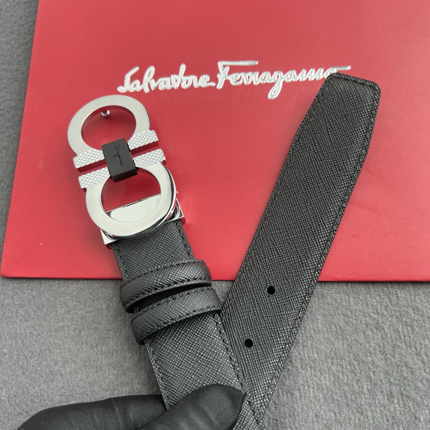 🎐 FERRAGAMO 🎐（菲拉格慕） 采用双面十字纹➕精品纯铜扣头打造 柔软细腻，双面可用，时尚休闲易搭配，商务百搭大