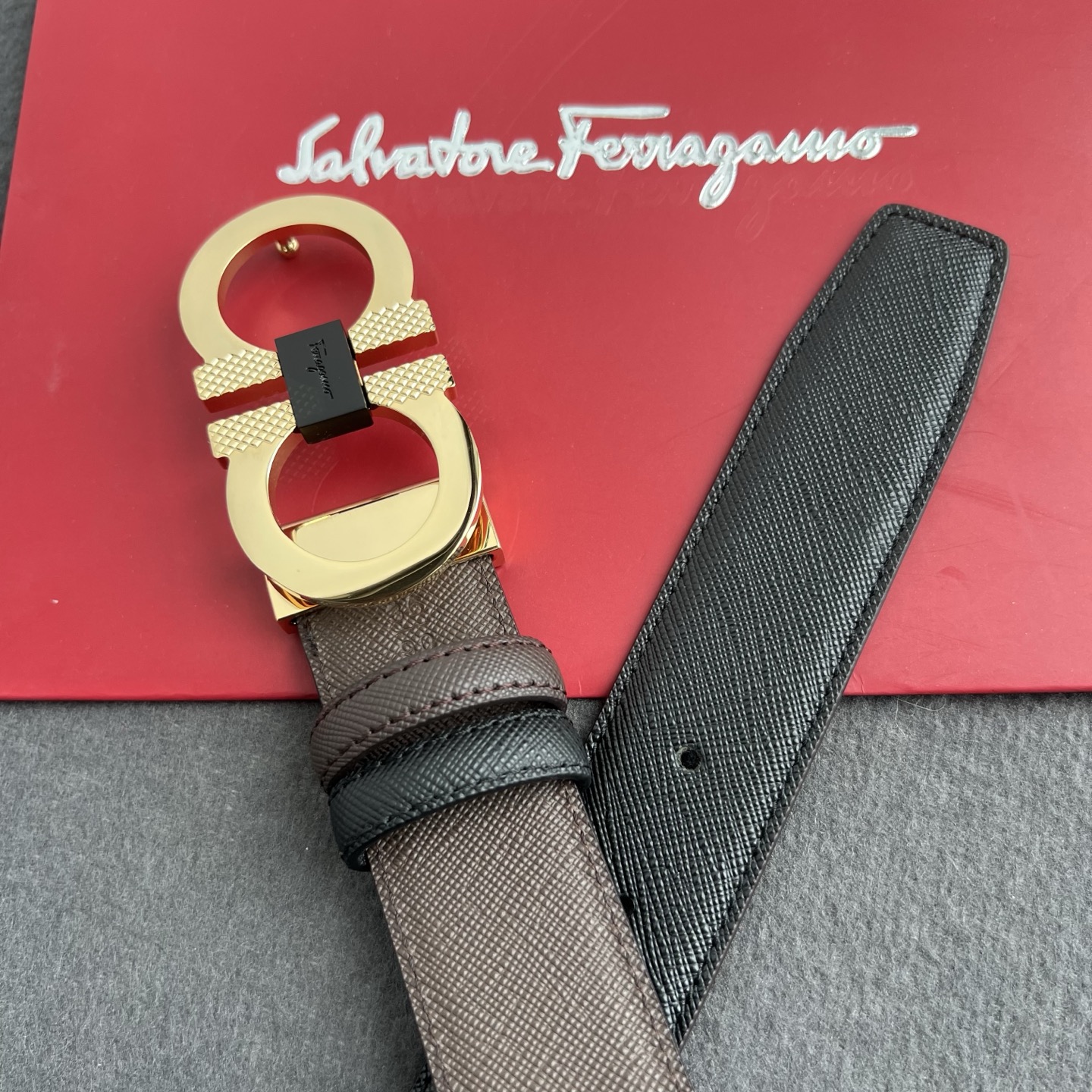 🎐 FERRAGAMO 🎐(菲拉格慕) 采用双面十字纹➕精品纯铜扣头打造 柔软细腻,双面可用,时尚休闲易搭配,商务百搭大 🎐 FERRAGAMO 🎐(菲拉格慕) 采用双面十字纹➕精品纯铜扣头打造 柔软细腻,双面可用,时尚休闲易搭配,商务百搭大