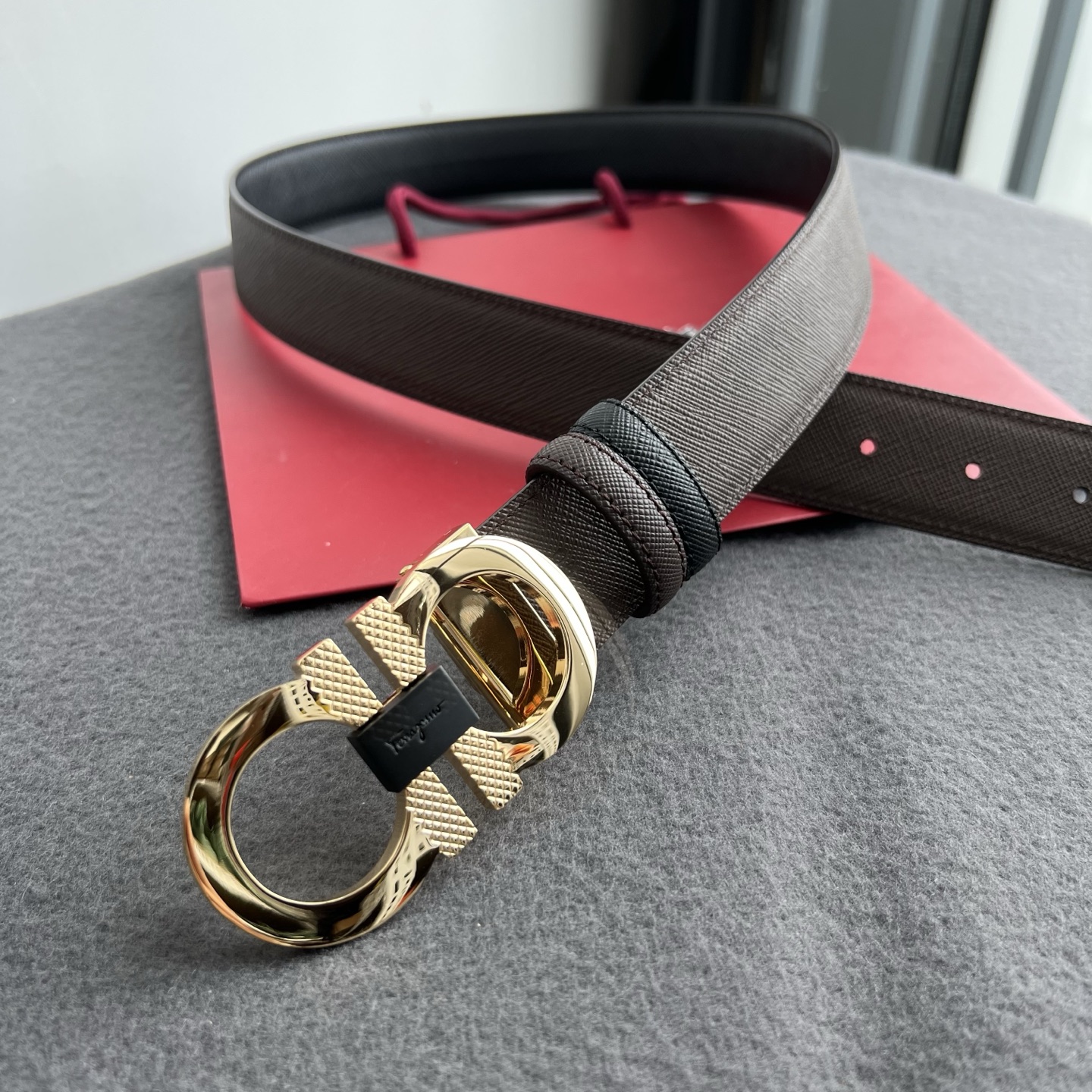 🎐 FERRAGAMO 🎐(菲拉格慕) 采用双面十字纹➕精品纯铜扣头打造 柔软细腻,双面可用,时尚休闲易搭配,商务百搭大 🎐 FERRAGAMO 🎐(菲拉格慕) 采用双面十字纹➕精品纯铜扣头打造 柔软细腻,双面可用,时尚休闲易搭配,商务百搭大