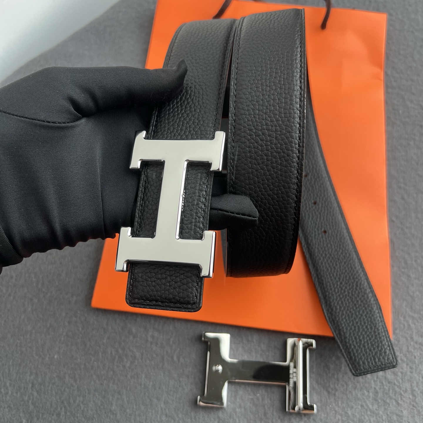 🎐 Hermès 🎐（爱马仕） 采用双面头层togo本色线➕精品经典H扣头打造 ，双面可用，柔软细腻，时尚休闲易搭配，商