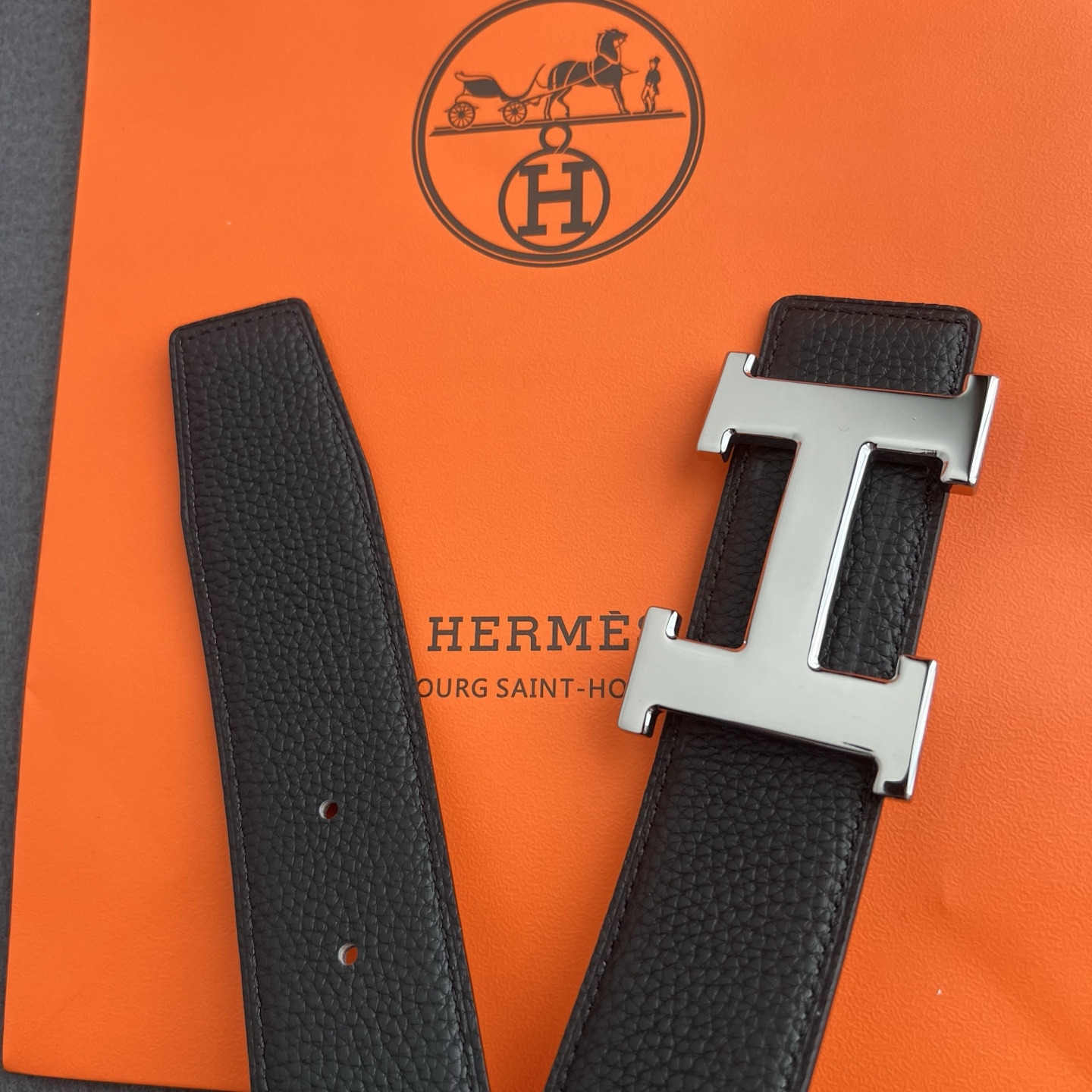 🎐 Hermès 🎐（爱马仕） 采用双面头层togo本色线➕精品经典H扣头打造 ，双面可用，柔软细腻，时尚休闲易搭配，商