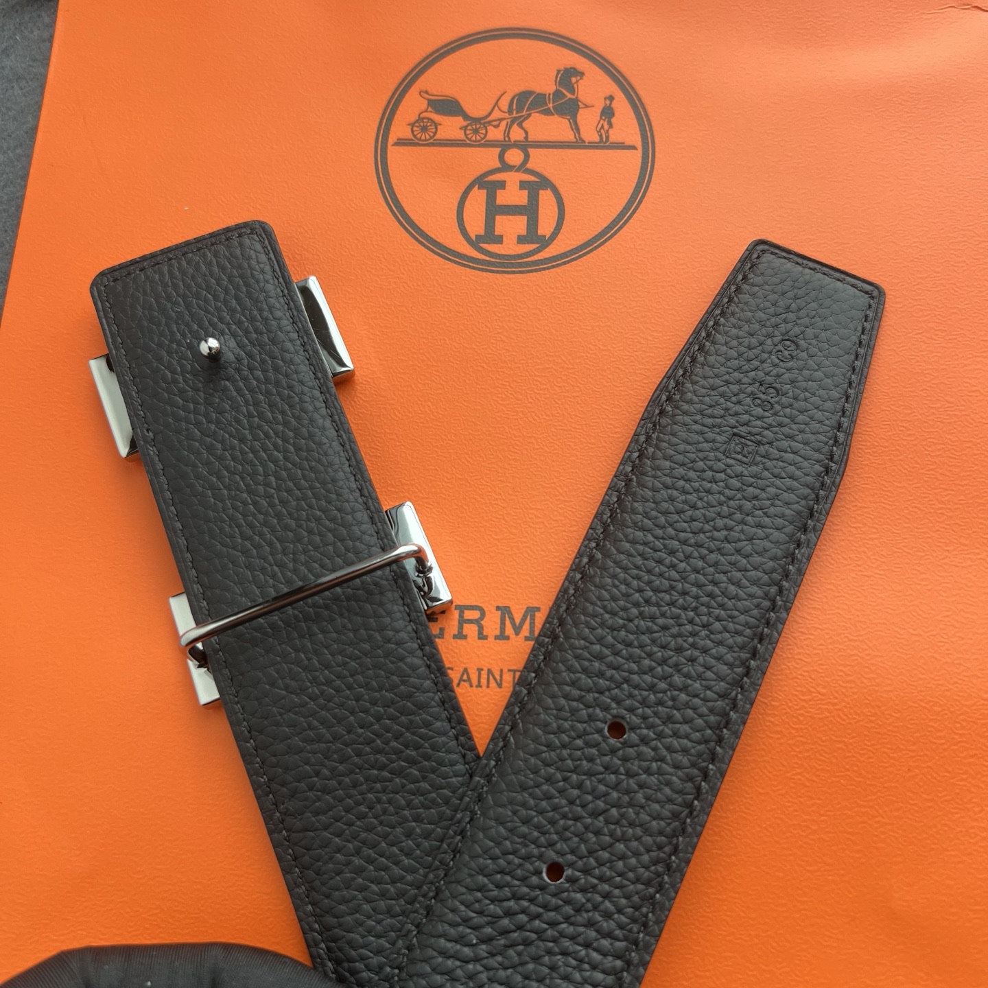 🎐 Hermès 🎐（爱马仕） 采用双面头层togo本色线➕精品经典H扣头打造 ，双面可用，柔软细腻，时尚休闲易搭配，商