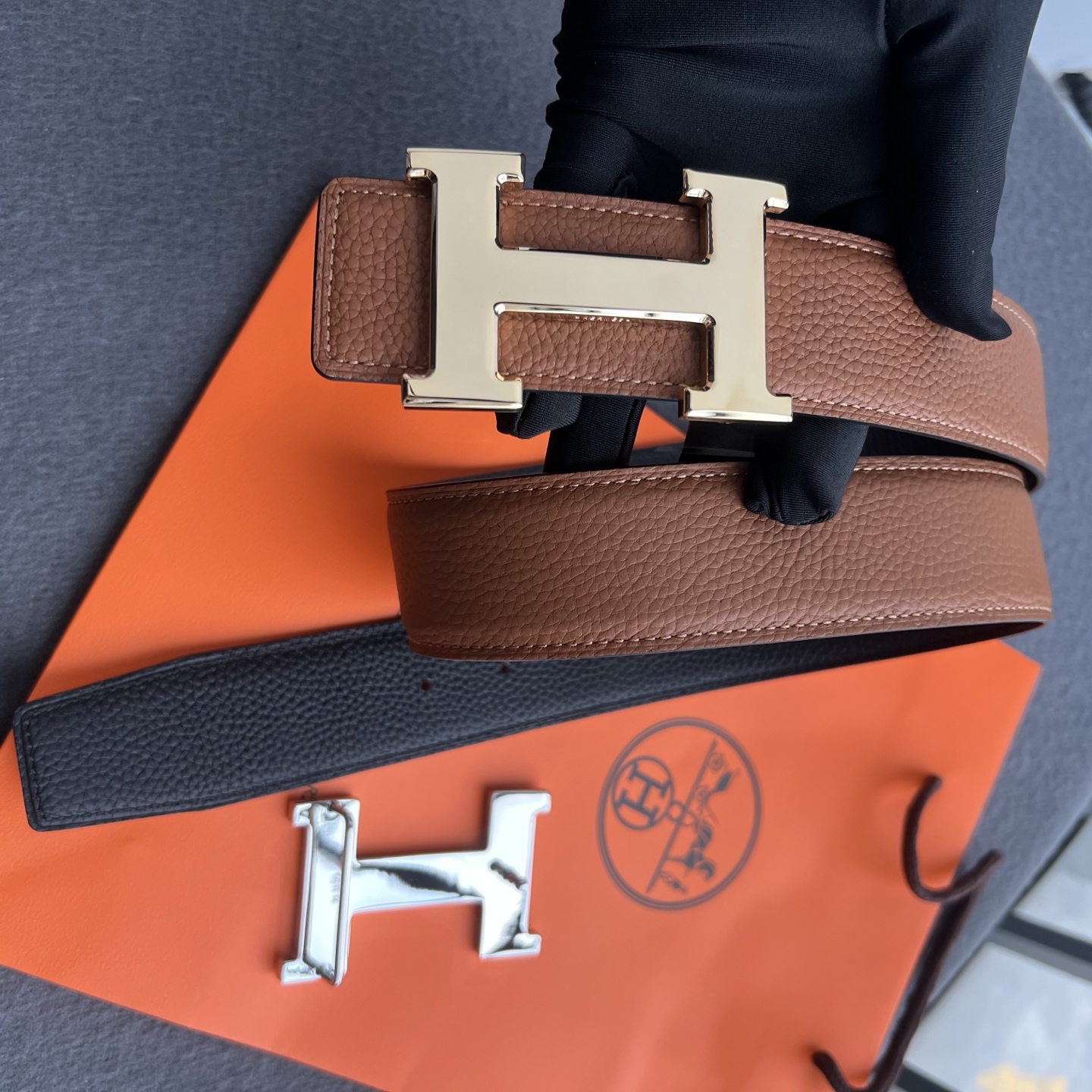 🎐 Hermès 🎐(爱马仕) 采用双面头层togo本色线➕精品经典H扣头打造 ,双面可用,柔软细腻,时尚休闲易搭配,商 🎐 Hermès 🎐(爱马仕) 采用双面头层togo本色线➕精品经典H扣头打造 ,双面可用,柔软细腻,时尚休闲易搭配,商