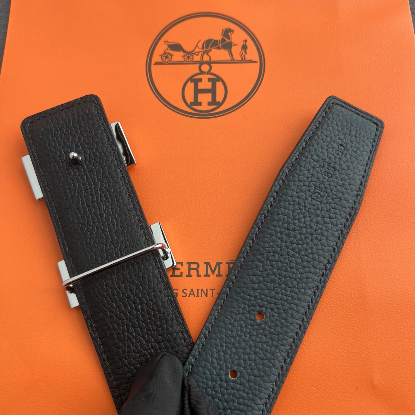 🎐 Hermès 🎐(爱马仕) 采用双面头层togo本色线➕精品经典H扣头打造 ,双面可用,柔软细腻,时尚休闲易搭配,商 🎐 Hermès 🎐(爱马仕) 采用双面头层togo本色线➕精品经典H扣头打造 ,双面可用,柔软细腻,时尚休闲易搭配,商