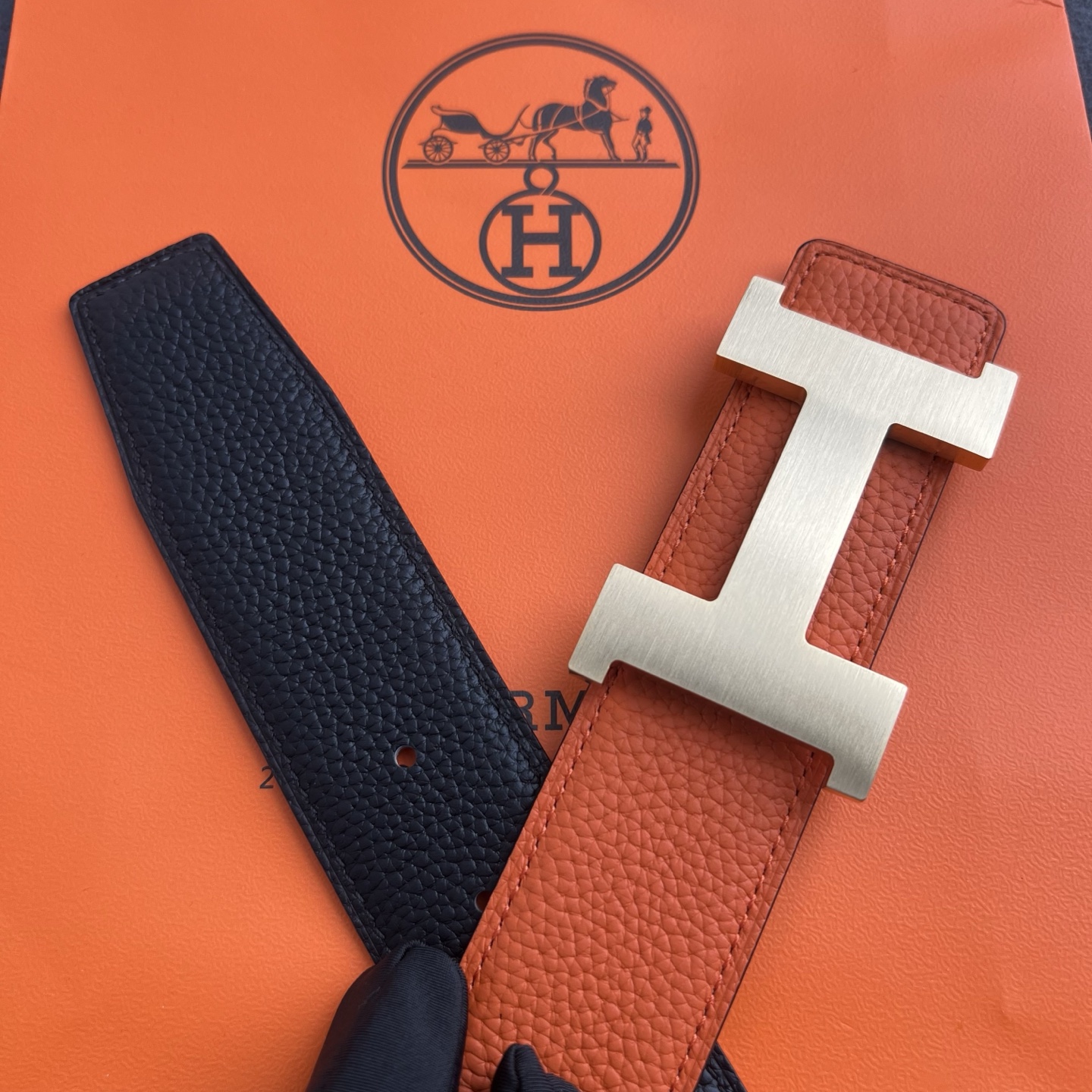 🎐 Hermès 🎐(爱马仕) 采用双面头层togo本色线➕精品经典H扣头打造 ,双面可用,柔软细腻,时尚休闲易搭配,商 🎐 Hermès 🎐(爱马仕) 采用双面头层togo本色线➕精品经典H扣头打造 ,双面可用,柔软细腻,时尚休闲易搭配,商