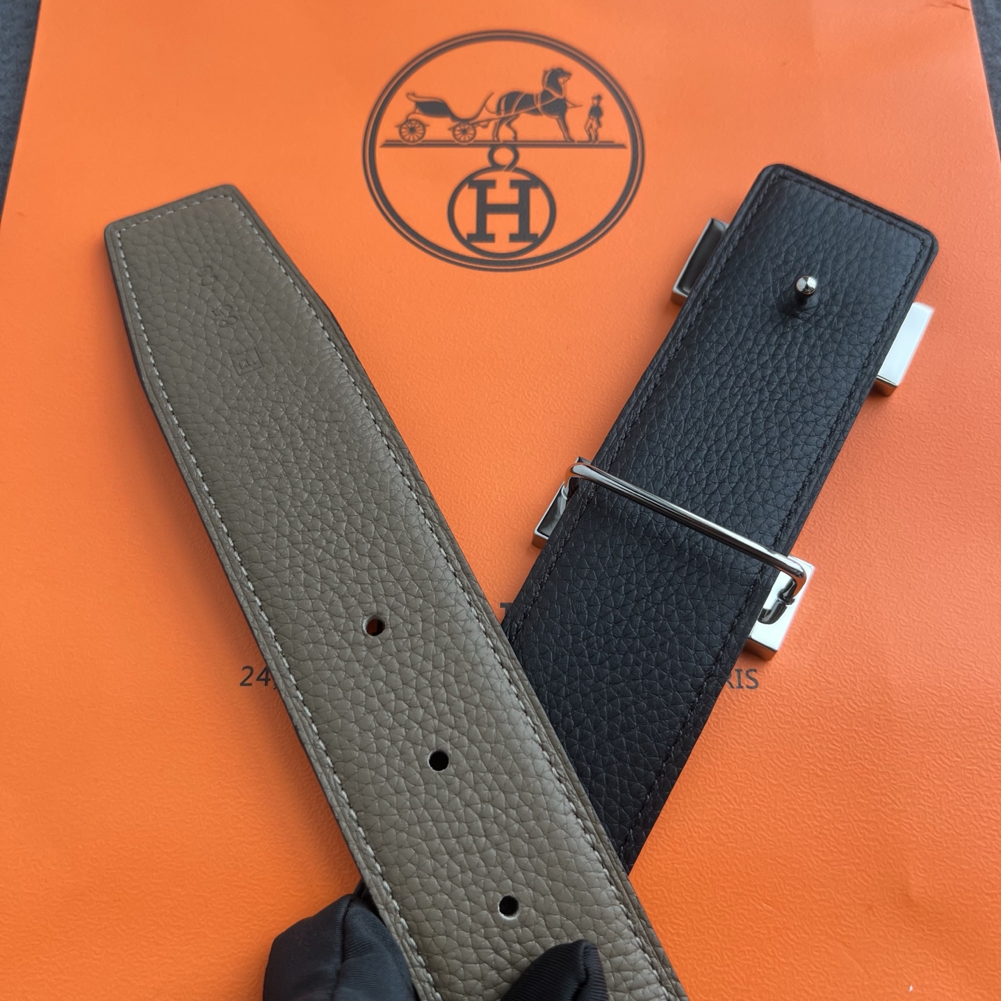 🎐 Hermès 🎐（爱马仕） 采用双面头层togo本色线➕精品经典H扣头打造 ，双面可用，柔软细腻，时尚休闲易搭配，商