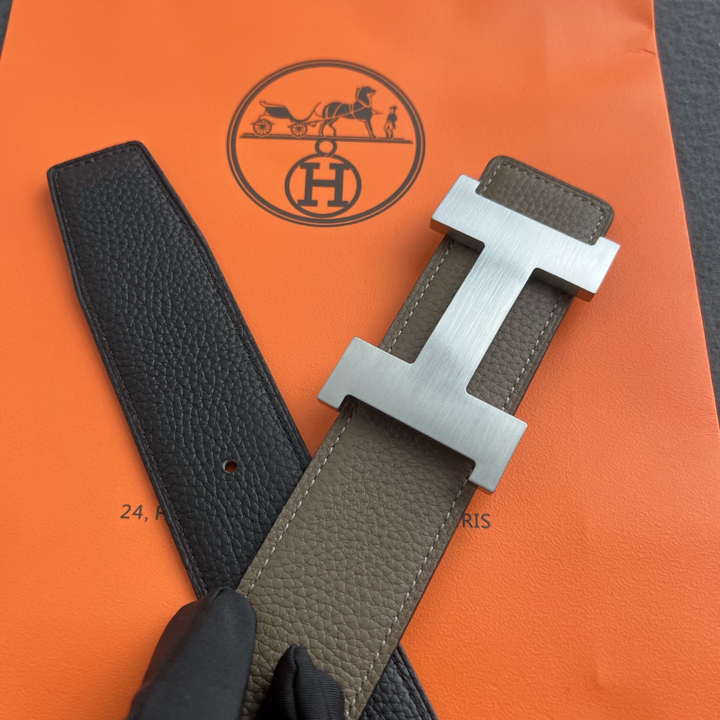 🎐 Hermès 🎐（爱马仕） 采用双面头层togo本色线➕精品经典H扣头打造 ，双面可用，柔软细腻，时尚休闲易搭配，商