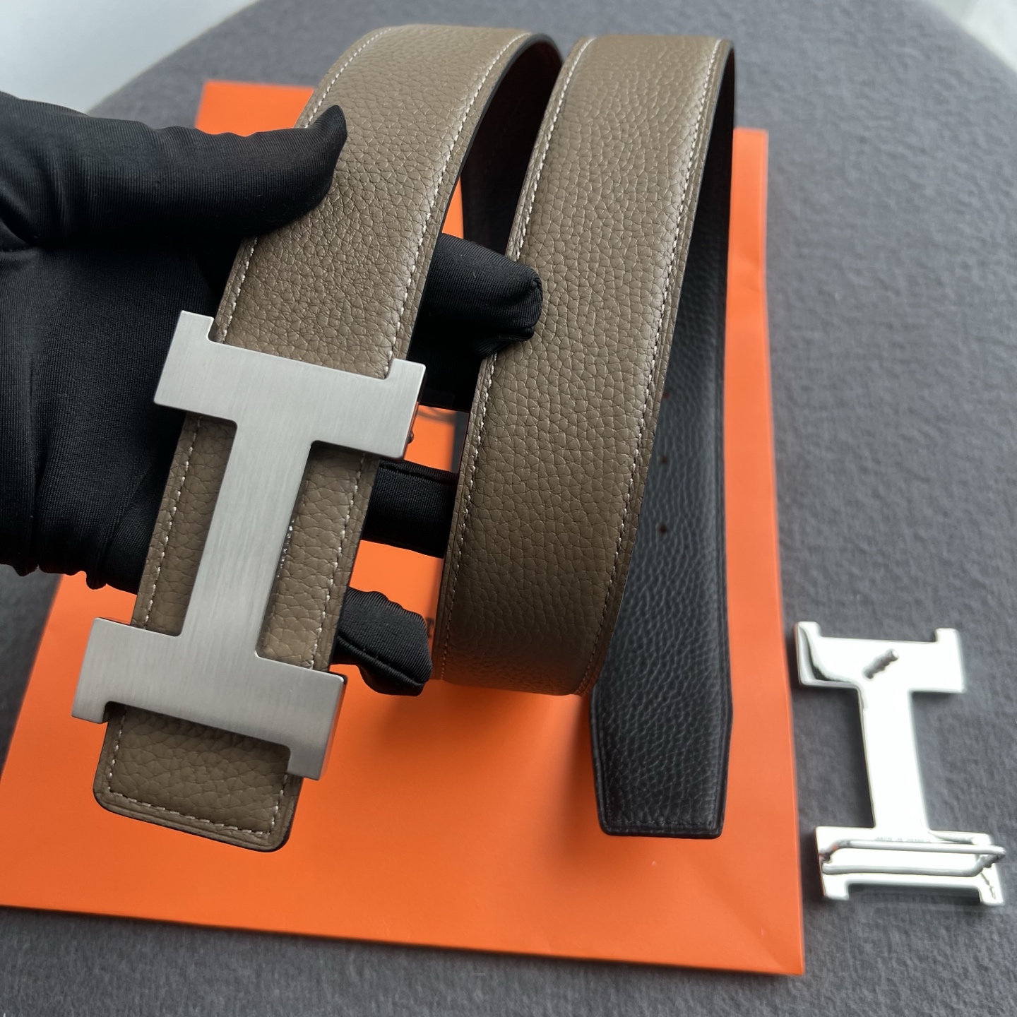 🎐 Hermès 🎐（爱马仕） 采用双面头层togo本色线➕精品经典H扣头打造 ，双面可用，柔软细腻，时尚休闲易搭配，商