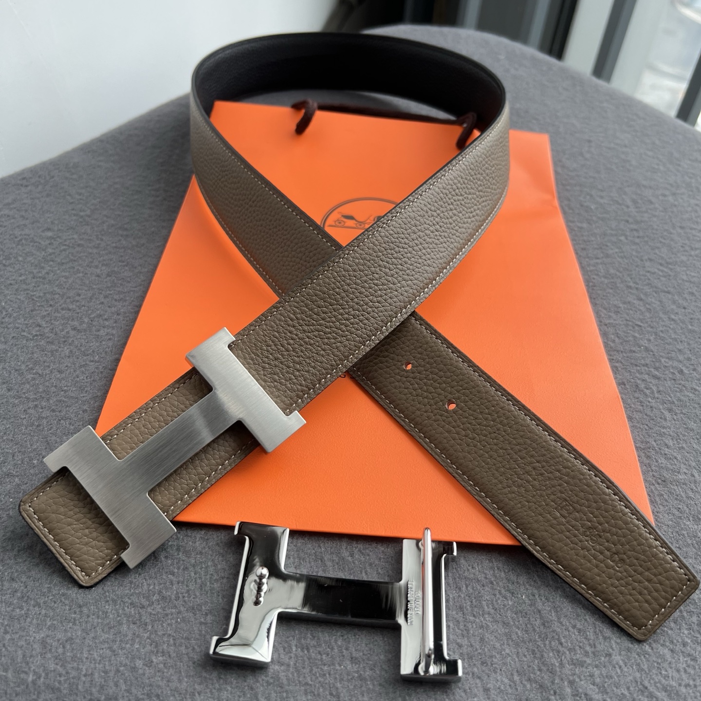 🎐 Hermès 🎐（爱马仕） 采用双面头层togo本色线➕精品经典H扣头打造 ，双面可用，柔软细腻，时尚休闲易搭配，商
