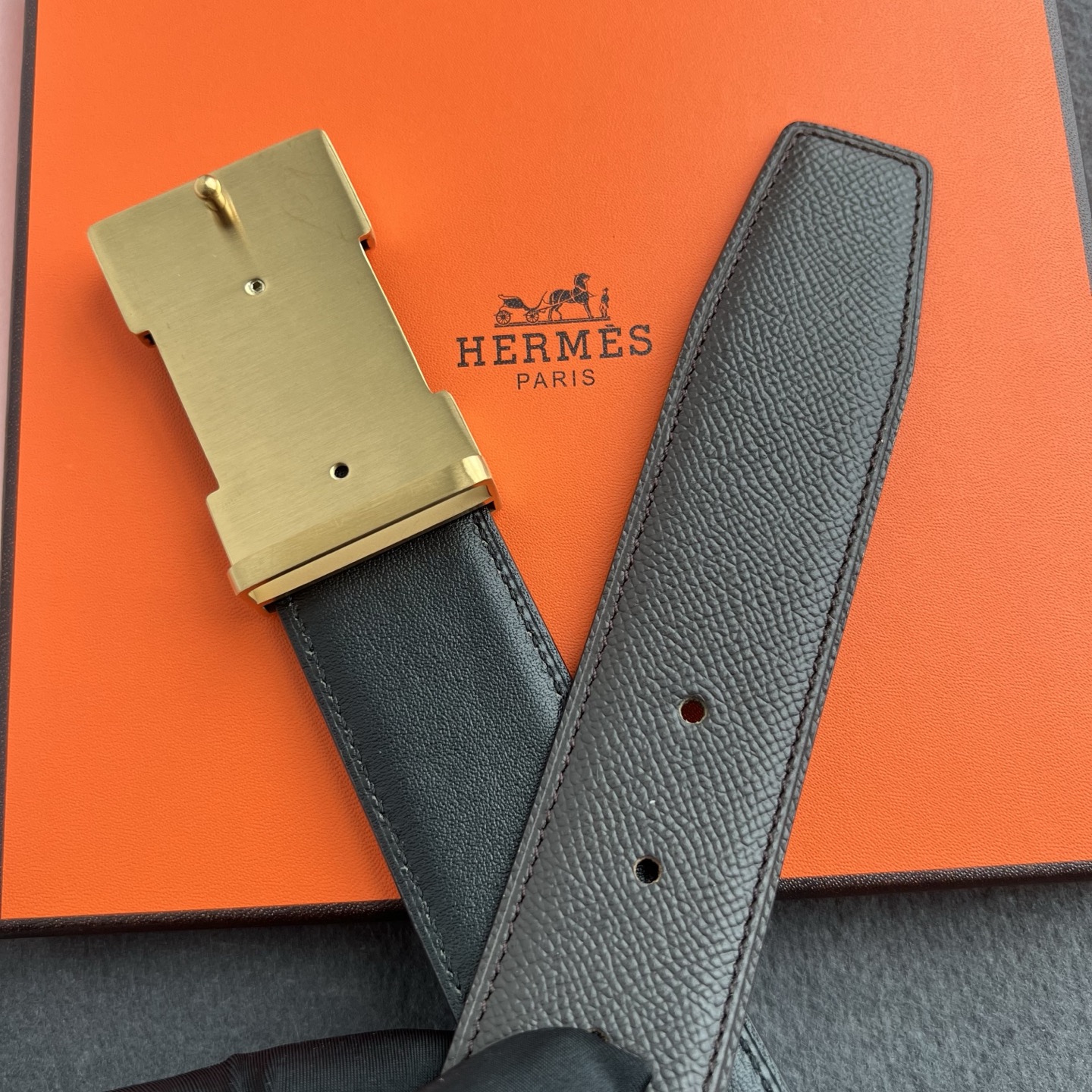 🎐 Hermès 🎐（爱马仕） 采用头层手掌纹➕360不绣钢包头扣打造 ，双面可用，柔软细腻，时尚休闲易搭配，商务百搭大