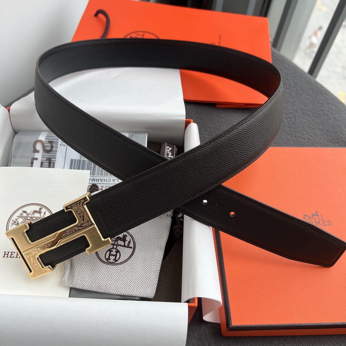🎐 Hermès 🎐（爱马仕） 采用头层手掌纹➕360不绣钢包头扣打造 ，双面可用，柔软细腻，时尚休闲易搭配，商务百搭大