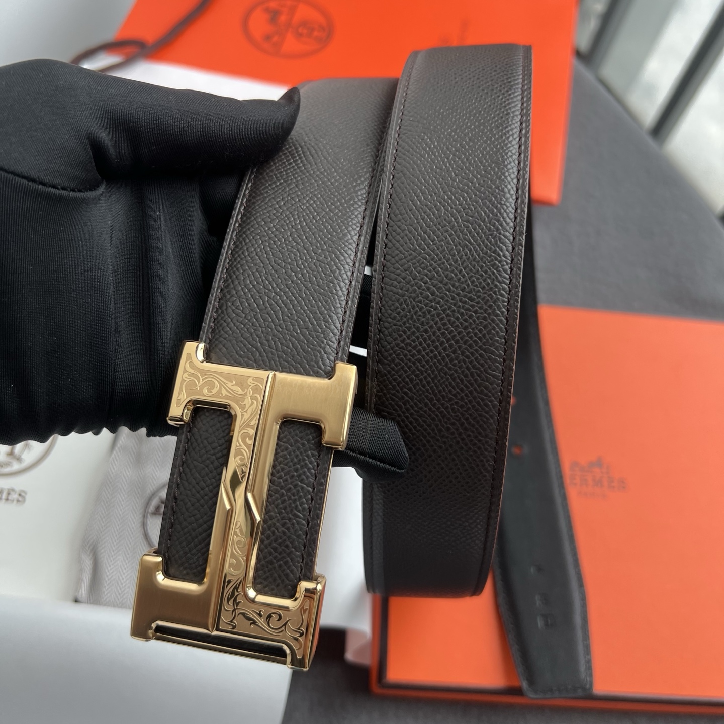 🎐 Hermès 🎐（爱马仕） 采用头层手掌纹➕360不绣钢包头扣打造 ，双面可用，柔软细腻，时尚休闲易搭配，商务百搭大