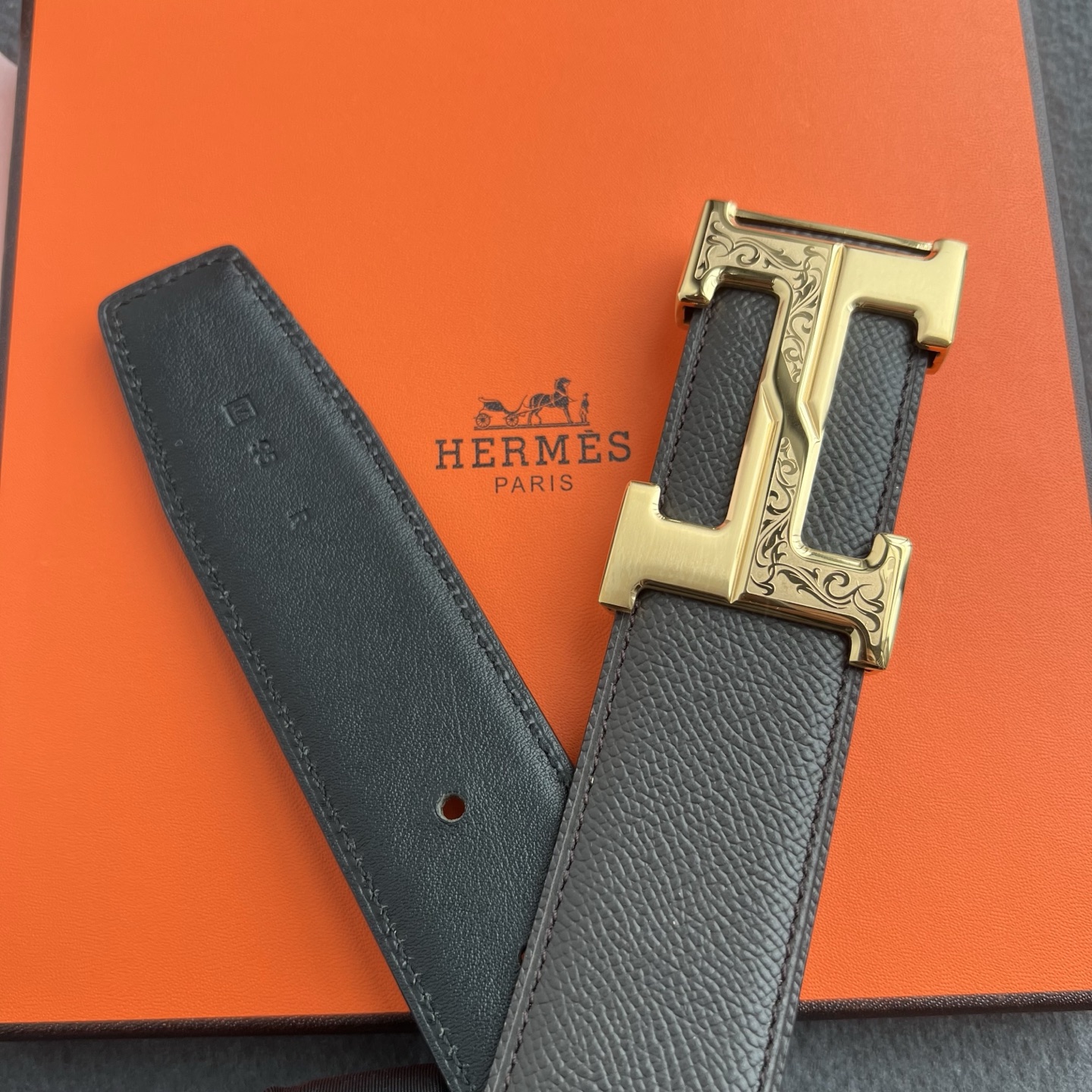🎐 Hermès 🎐（爱马仕） 采用头层手掌纹➕360不绣钢包头扣打造 ，双面可用，柔软细腻，时尚休闲易搭配，商务百搭大