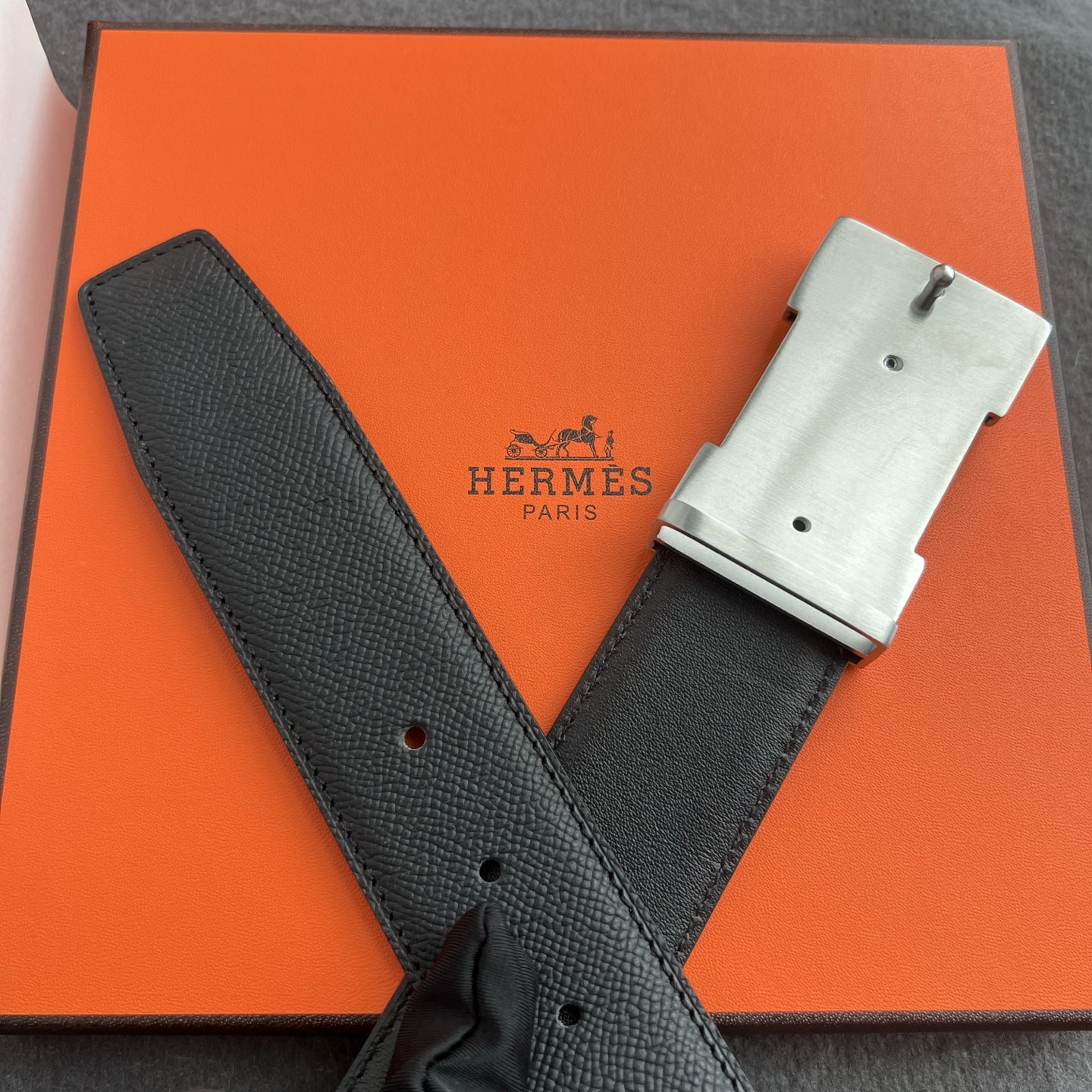 🎐 Hermès 🎐（爱马仕） 采用头层手掌纹➕360不绣钢包头扣打造 ，双面可用，柔软细腻，时尚休闲易搭配，商务百搭大
