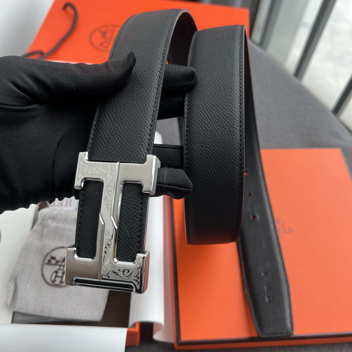 🎐 Hermès 🎐（爱马仕） 采用头层手掌纹➕360不绣钢包头扣打造 ，双面可用，柔软细腻，时尚休闲易搭配，商务百搭大