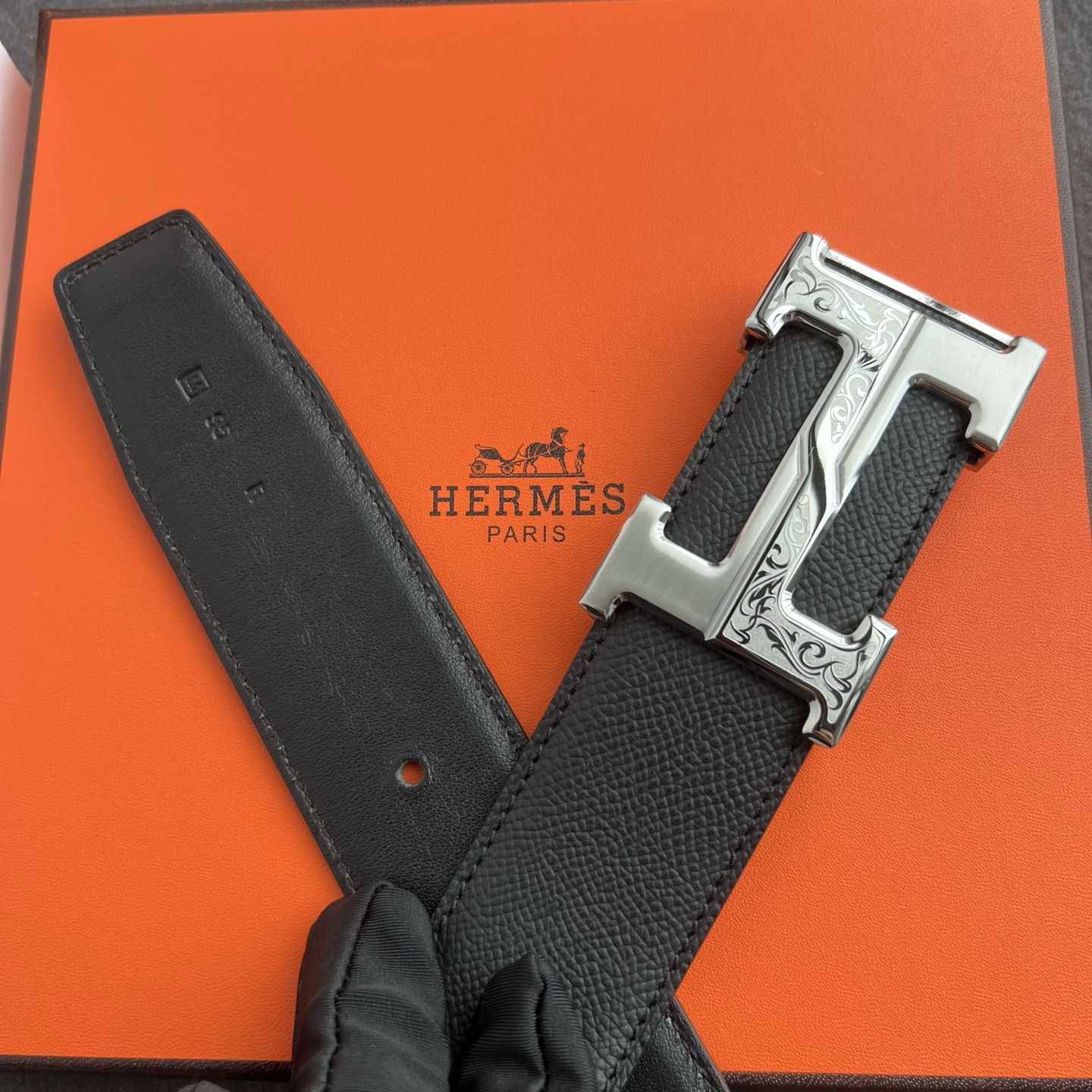 🎐 Hermès 🎐（爱马仕） 采用头层手掌纹➕360不绣钢包头扣打造 ，双面可用，柔软细腻，时尚休闲易搭配，商务百搭大