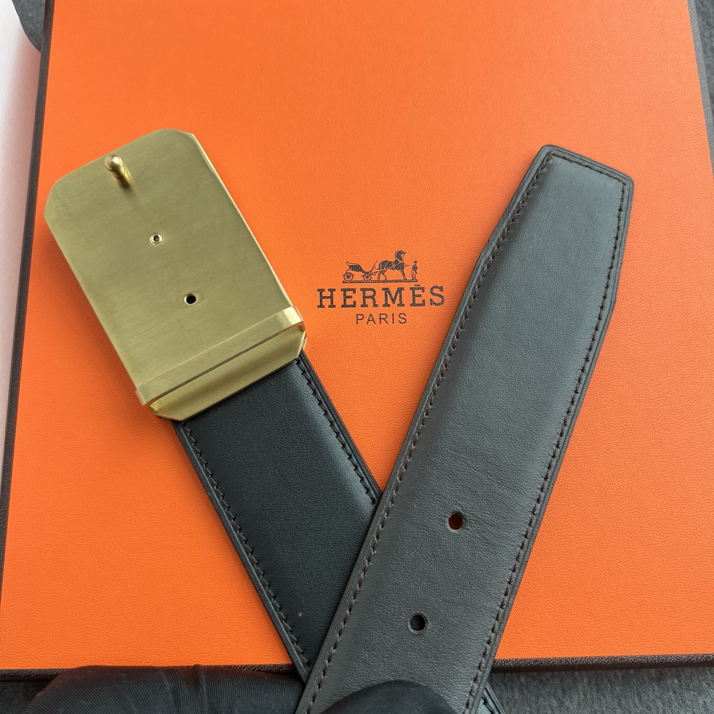 🎐 Hermès 🎐（爱马仕） 采用头层粒面毛孔纹➕360不绣钢包头扣打造 ，双面可用，柔软细腻，时尚休闲易搭配，商务百