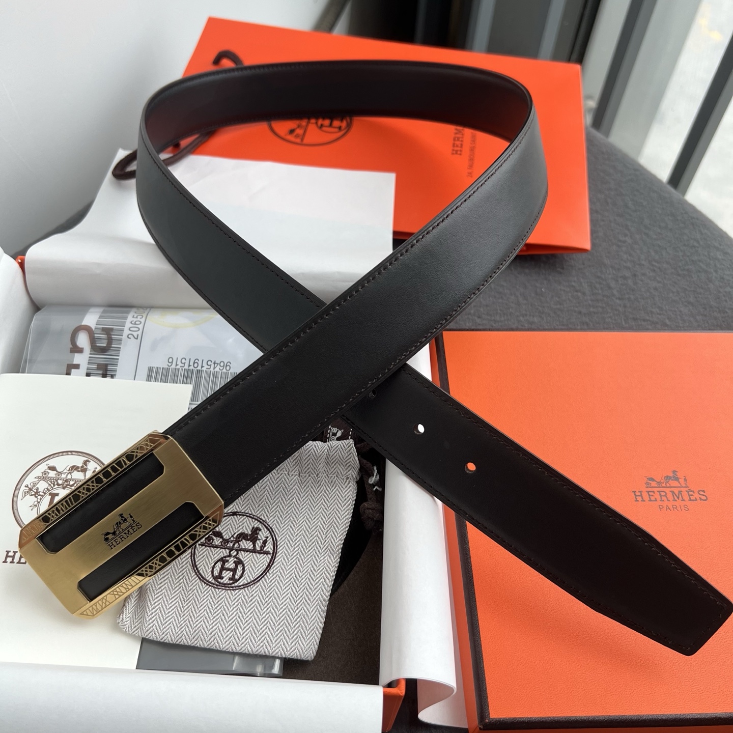 🎐 Hermès 🎐（爱马仕） 采用头层粒面毛孔纹➕360不绣钢包头扣打造 ，双面可用，柔软细腻，时尚休闲易搭配，商务百