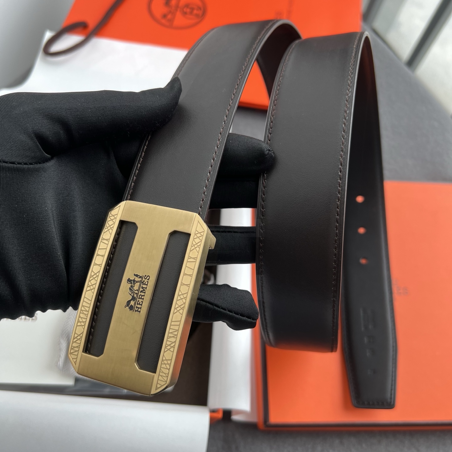 🎐 Hermès 🎐（爱马仕） 采用头层粒面毛孔纹➕360不绣钢包头扣打造 ，双面可用，柔软细腻，时尚休闲易搭配，商务百