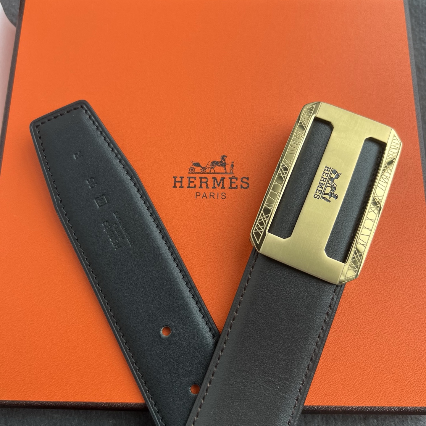 🎐 Hermès 🎐（爱马仕） 采用头层粒面毛孔纹➕360不绣钢包头扣打造 ，双面可用，柔软细腻，时尚休闲易搭配，商务百