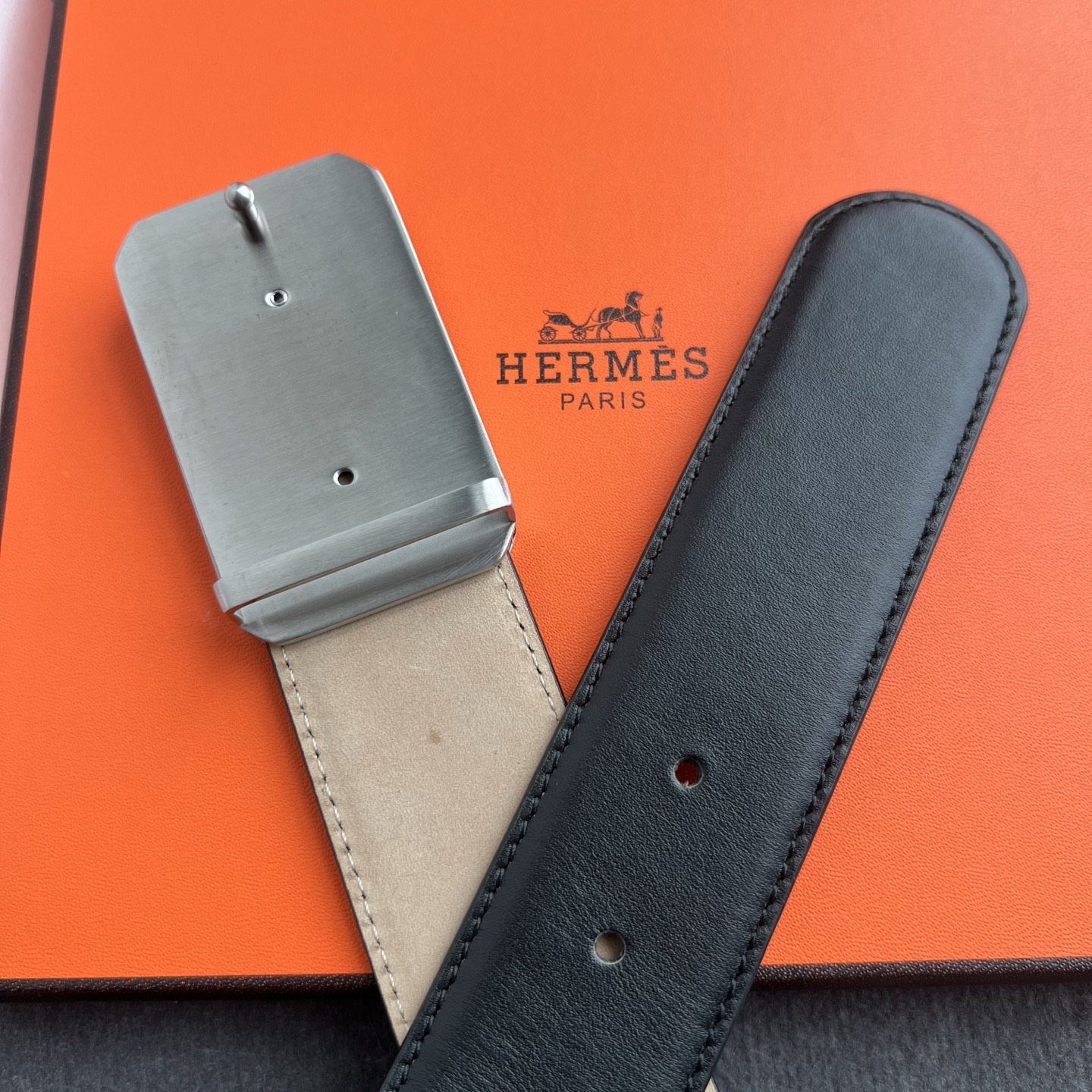 🎐 Hermès 🎐(爱马仕) 采用头层粒面毛孔纹➕360不绣钢包头扣打造 ,双面可用,柔软细腻,时尚休闲易搭配,商务百 🎐 Hermès 🎐(爱马仕) 采用头层粒面毛孔纹➕360不绣钢包头扣打造 ,双面可用,柔软细腻,时尚休闲易搭配,商务百