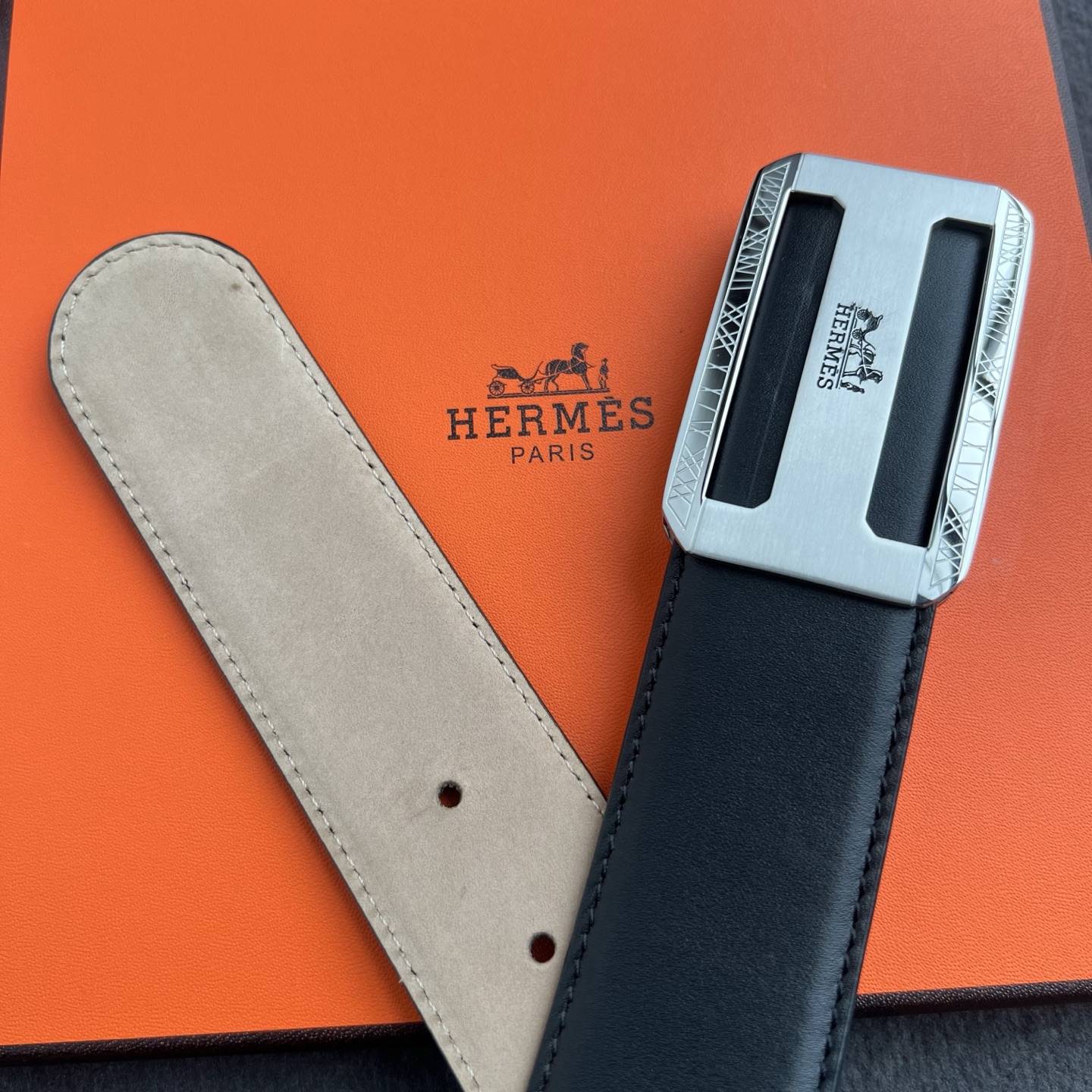 🎐 Hermès 🎐(爱马仕) 采用头层粒面毛孔纹➕360不绣钢包头扣打造 ,双面可用,柔软细腻,时尚休闲易搭配,商务百 🎐 Hermès 🎐(爱马仕) 采用头层粒面毛孔纹➕360不绣钢包头扣打造 ,双面可用,柔软细腻,时尚休闲易搭配,商务百