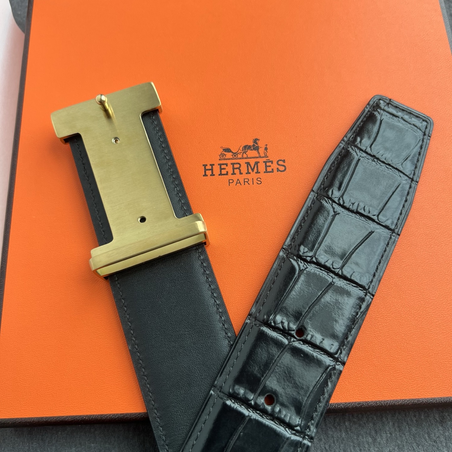 🎐 Hermès 🎐(爱马仕) 采用头层铁板鳄鱼纹➕360不绣钢包头扣打造 ,双面可用,柔软细腻,时尚休闲易搭配,商务百 🎐 Hermès 🎐(爱马仕) 采用头层铁板鳄鱼纹➕360不绣钢包头扣打造 ,双面可用,柔软细腻,时尚休闲易搭配,商务百