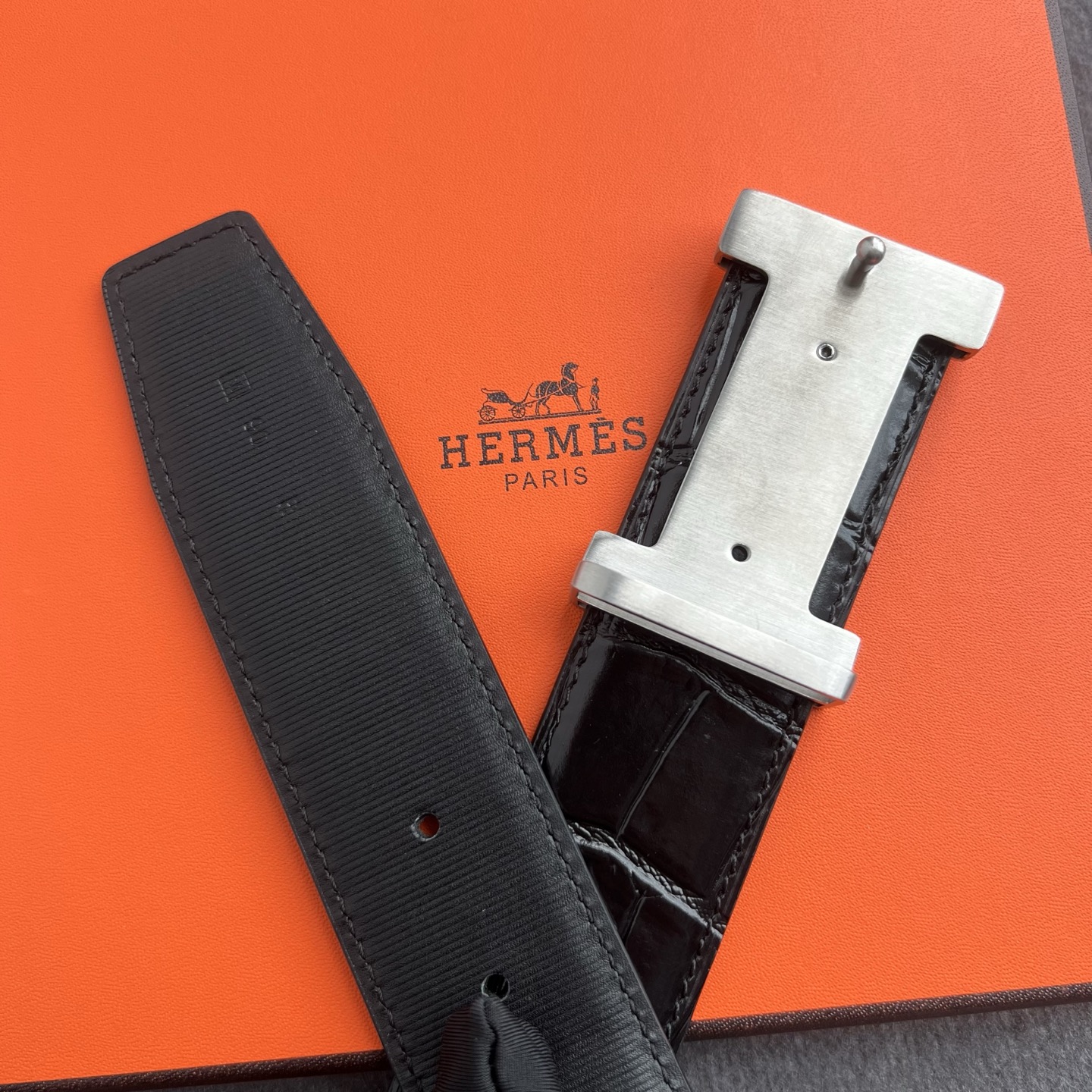 🎐 Hermès 🎐(爱马仕) 采用头层压细条纹➕360不绣钢包头扣打造 ,双面可用,柔软细腻,时尚休闲易搭配,商务百搭 🎐 Hermès 🎐(爱马仕) 采用头层压细条纹➕360不绣钢包头扣打造 ,双面可用,柔软细腻,时尚休闲易搭配,商务百搭