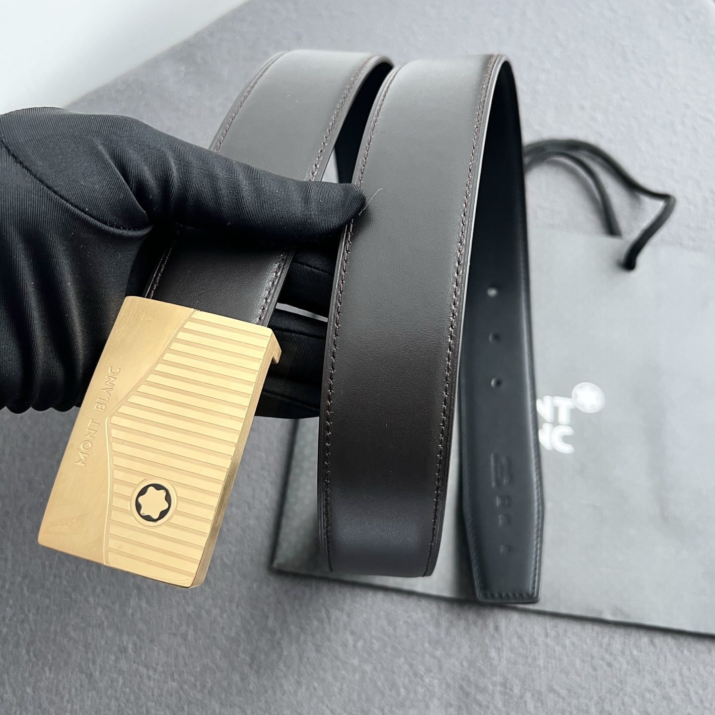 🎐 Montblanc 🎐（万宝龙） 修面毛孔纹 ➕360不锈钢精品扣头打造 柔软细腻，休闲商务，百搭大方，商务休闲！ 