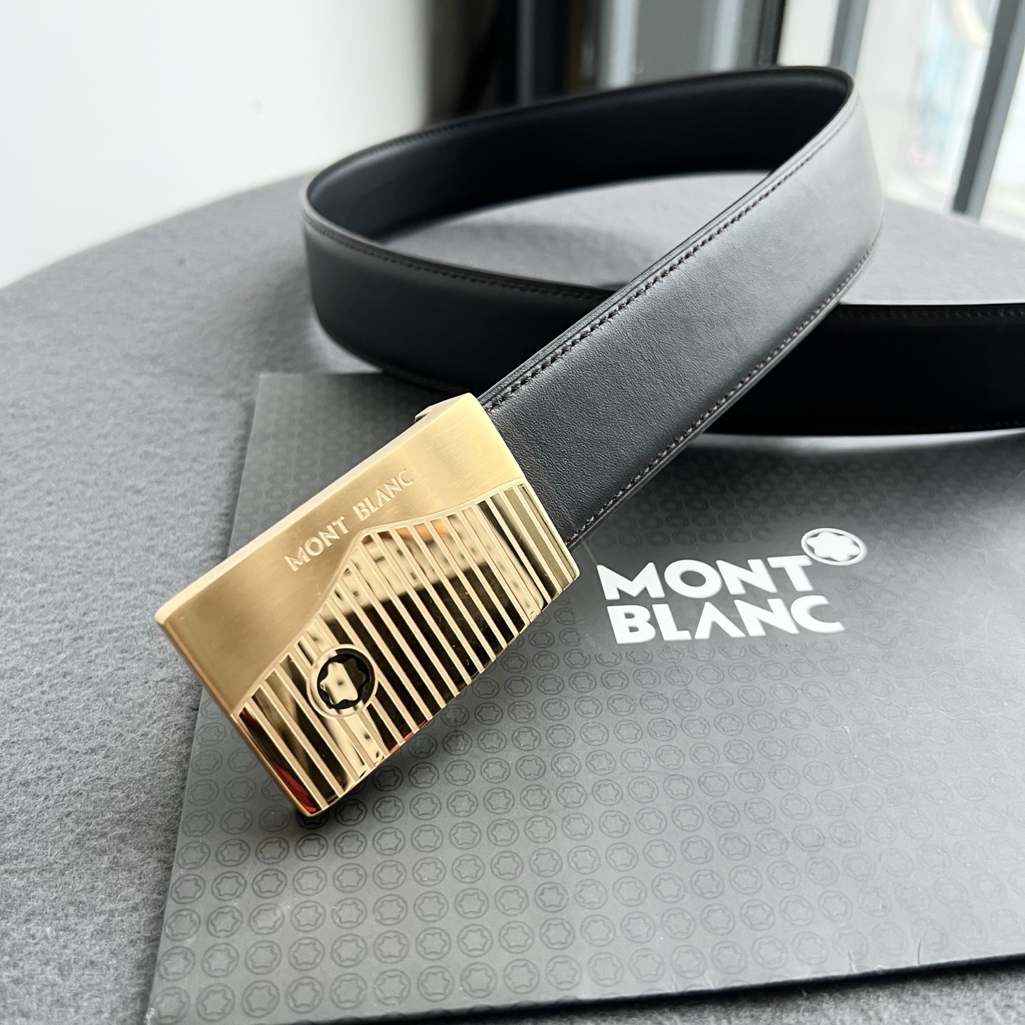 🎐 Montblanc 🎐（万宝龙） 修面毛孔纹 ➕360不锈钢精品扣头打造 柔软细腻，休闲商务，百搭大方，商务休闲！ 