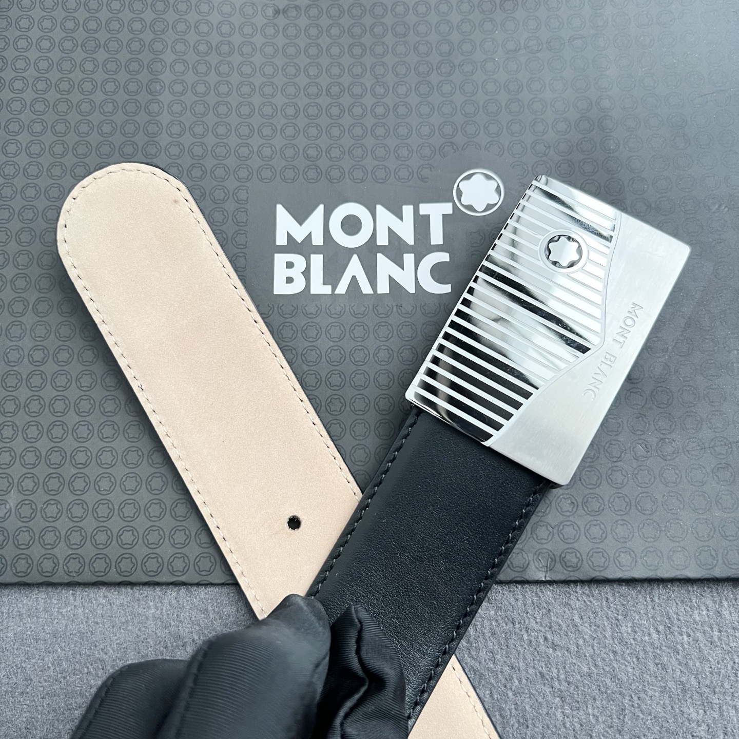 🎐 Montblanc 🎐（万宝龙） 修面毛孔纹 ➕360不锈钢精品扣头打造 柔软细腻，休闲商务，百搭大方，商务休闲！ 