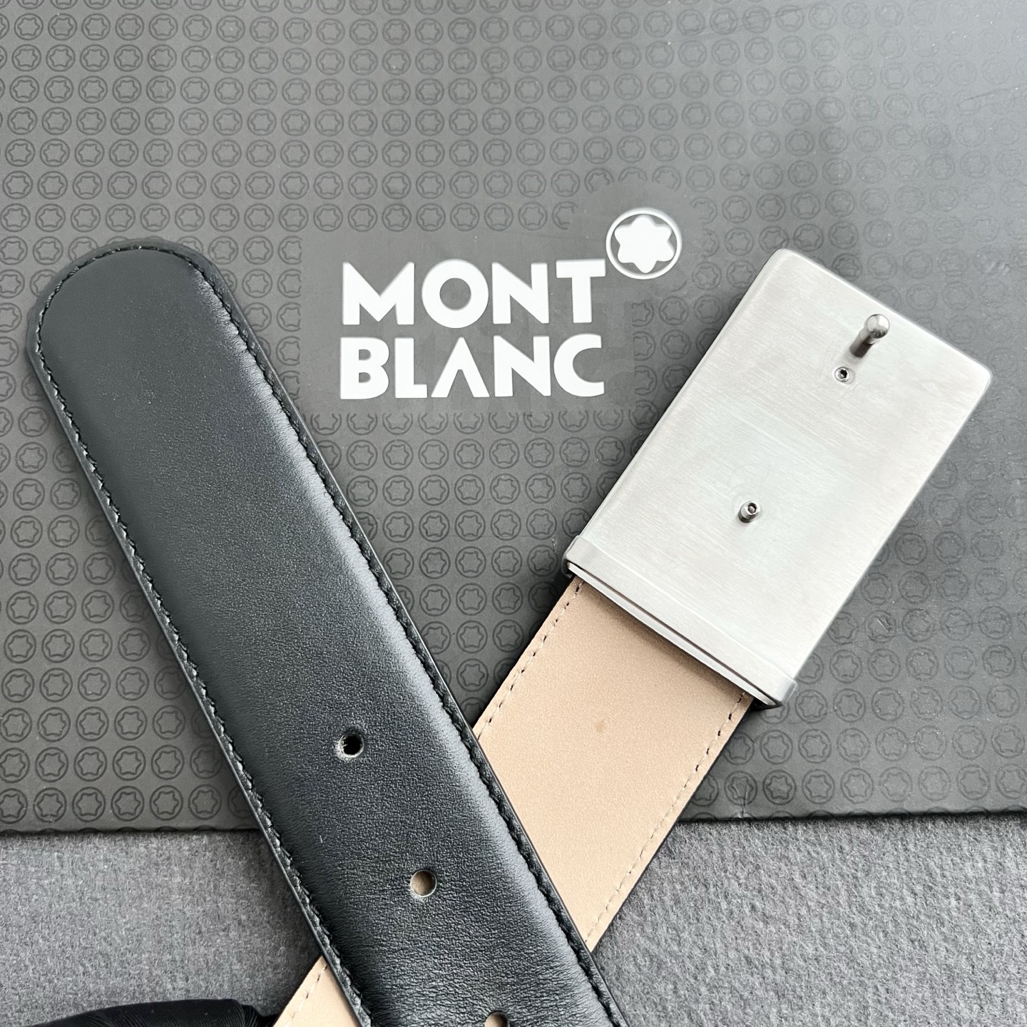 🎐 Montblanc 🎐（万宝龙） 修面毛孔纹 ➕360不锈钢精品扣头打造 柔软细腻，休闲商务，百搭大方，商务休闲！ 
