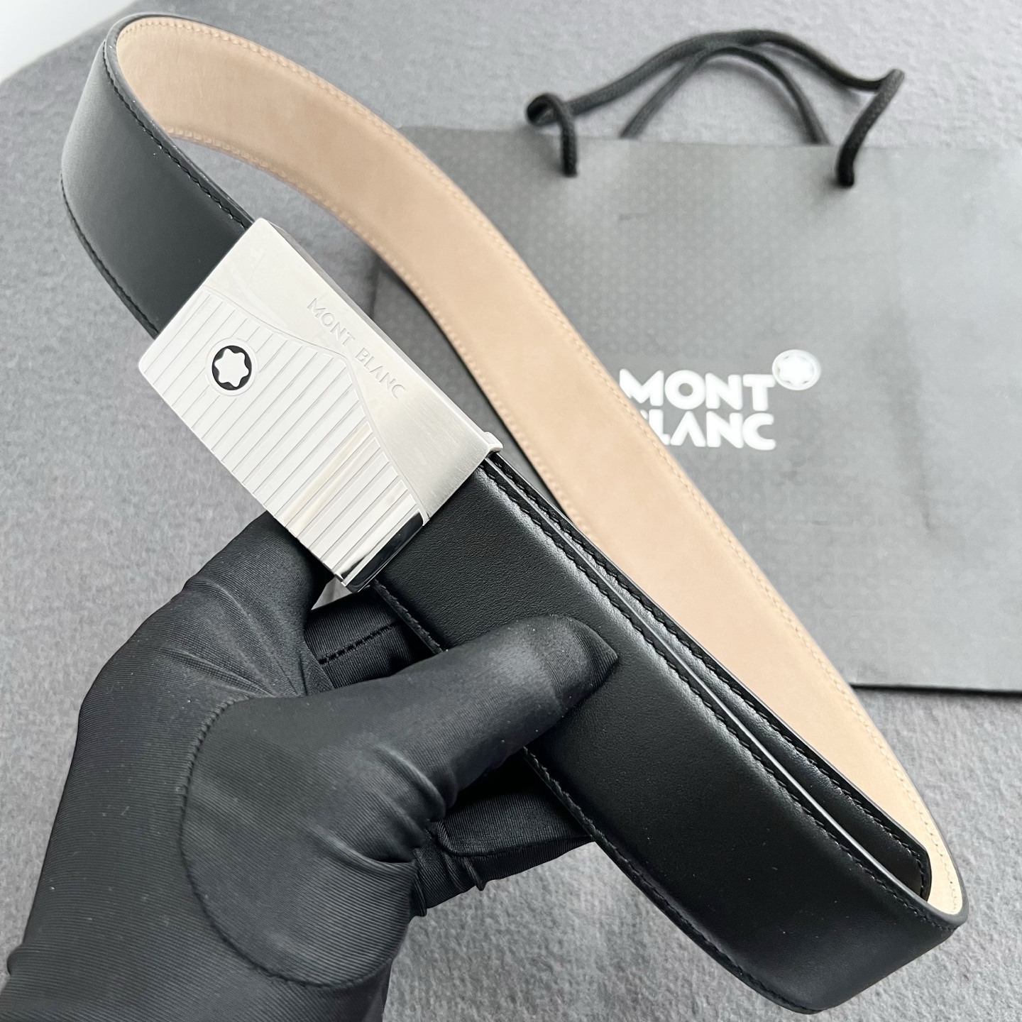 🎐 Montblanc 🎐（万宝龙） 修面毛孔纹 ➕360不锈钢精品扣头打造 柔软细腻，休闲商务，百搭大方，商务休闲！ 