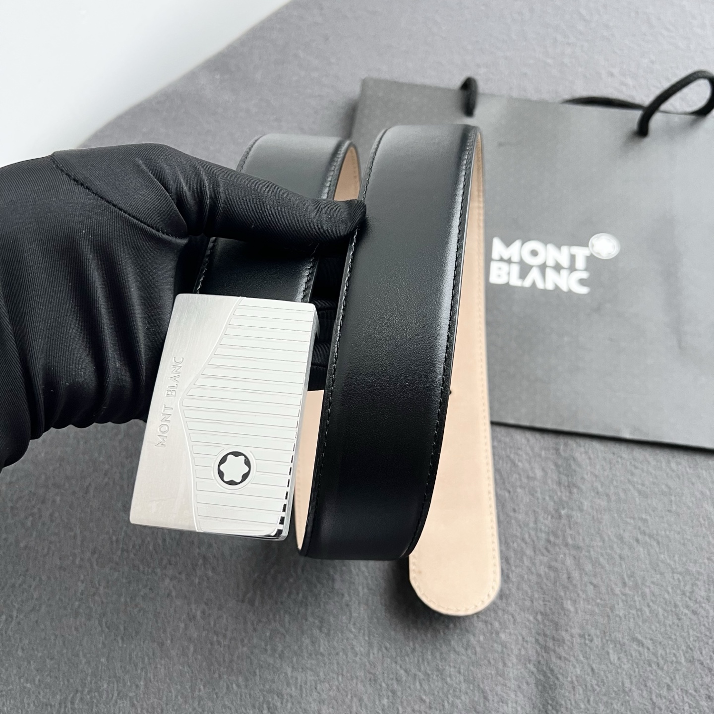 🎐 Montblanc 🎐（万宝龙） 修面毛孔纹 ➕360不锈钢精品扣头打造 柔软细腻，休闲商务，百搭大方，商务休闲！ 