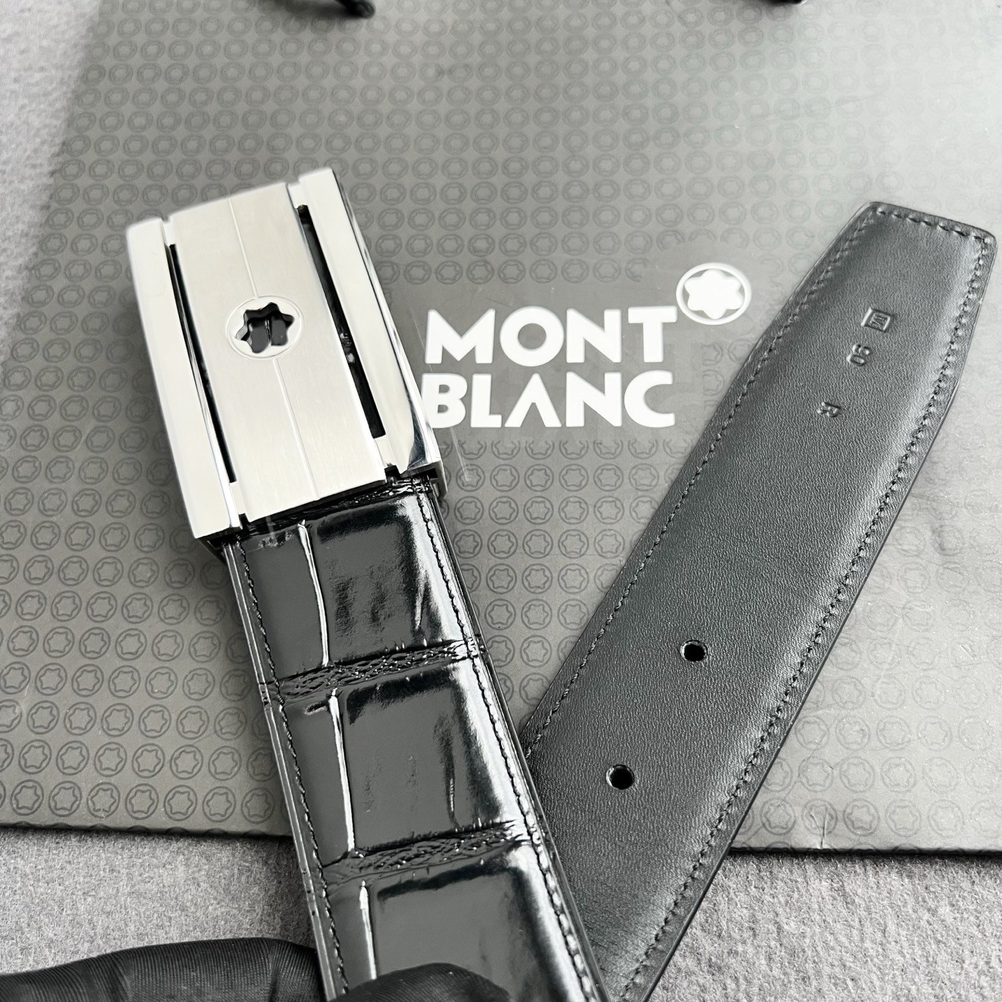 🎐 Montblanc 🎐（万宝龙） 铁板鳄鱼🐊纹 ➕360不锈钢精品扣头打造 柔软细腻，休闲商务，百搭大方，商务休闲！