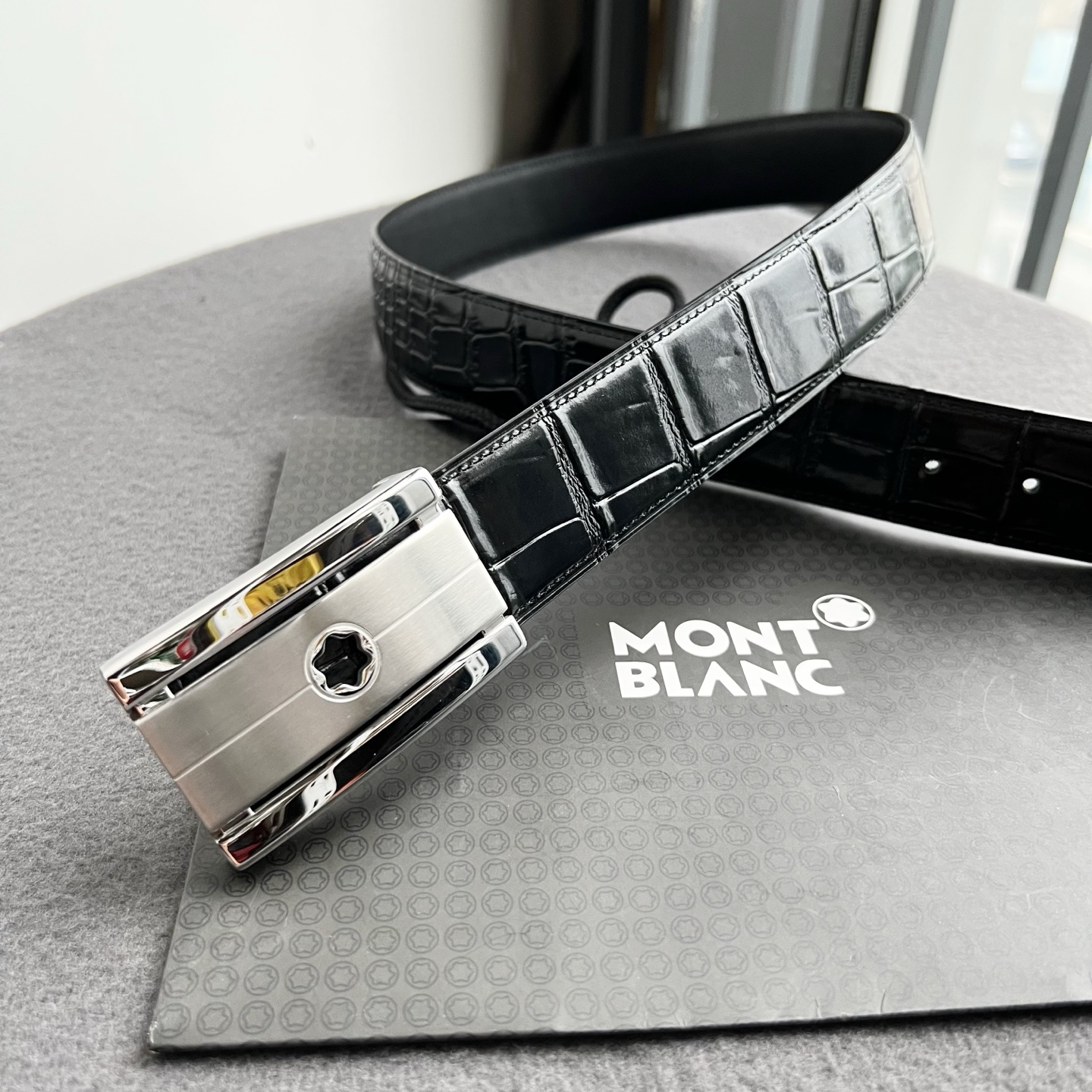 🎐 Montblanc 🎐（万宝龙） 铁板鳄鱼🐊纹 ➕360不锈钢精品扣头打造 柔软细腻，休闲商务，百搭大方，商务休闲！