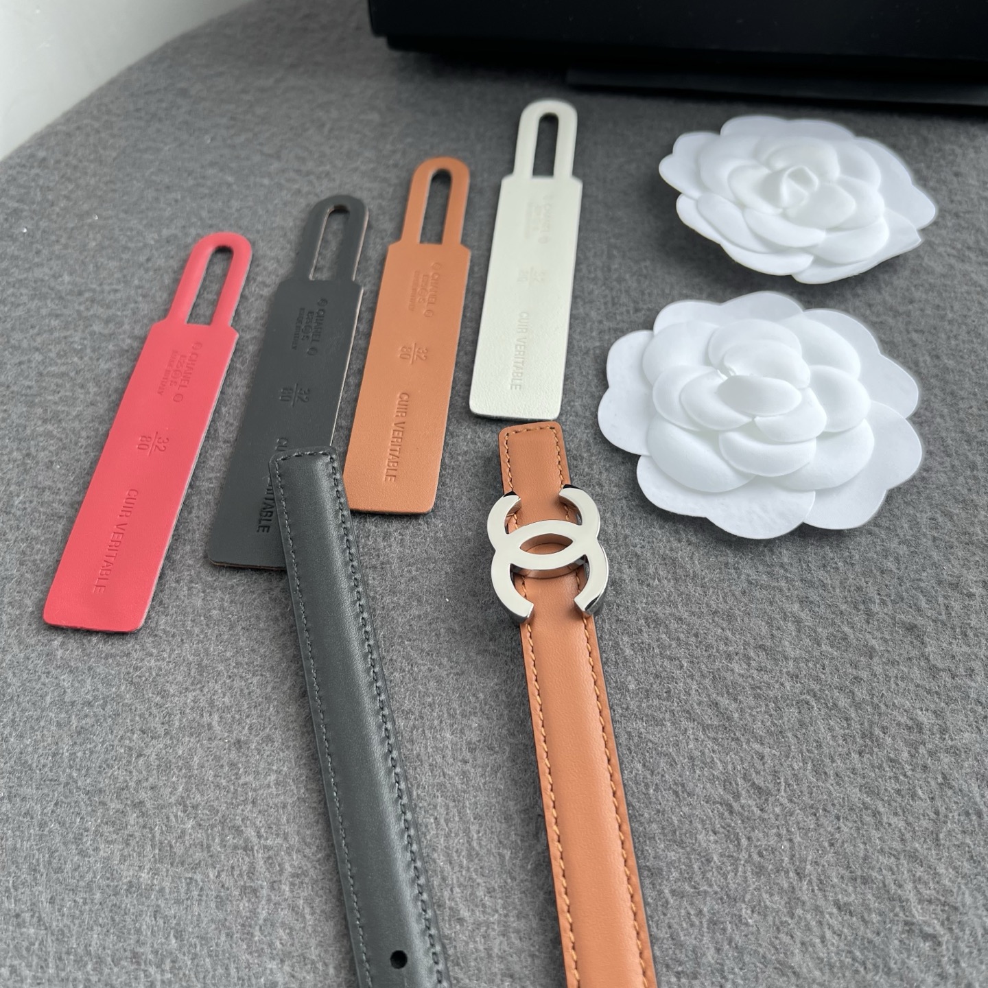 香家新款窄版双面腰带 Chanel 经典双面腰带，选用优质小牛皮，更适合夏季，搭配裤子裙子都很合适，百搭款特别赞👍，整体