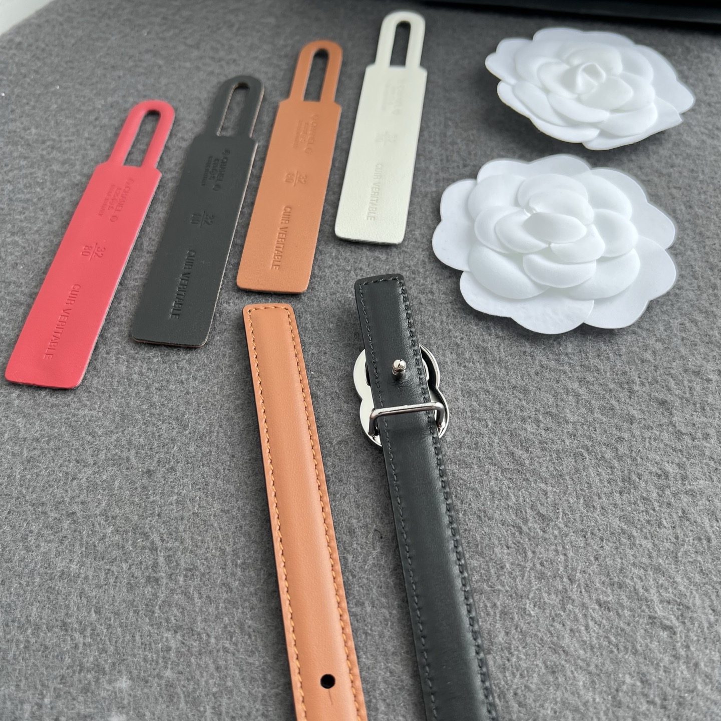 香家新款窄版双面腰带 Chanel 经典双面腰带，选用优质小牛皮，更适合夏季，搭配裤子裙子都很合适，百搭款特别赞👍，整体