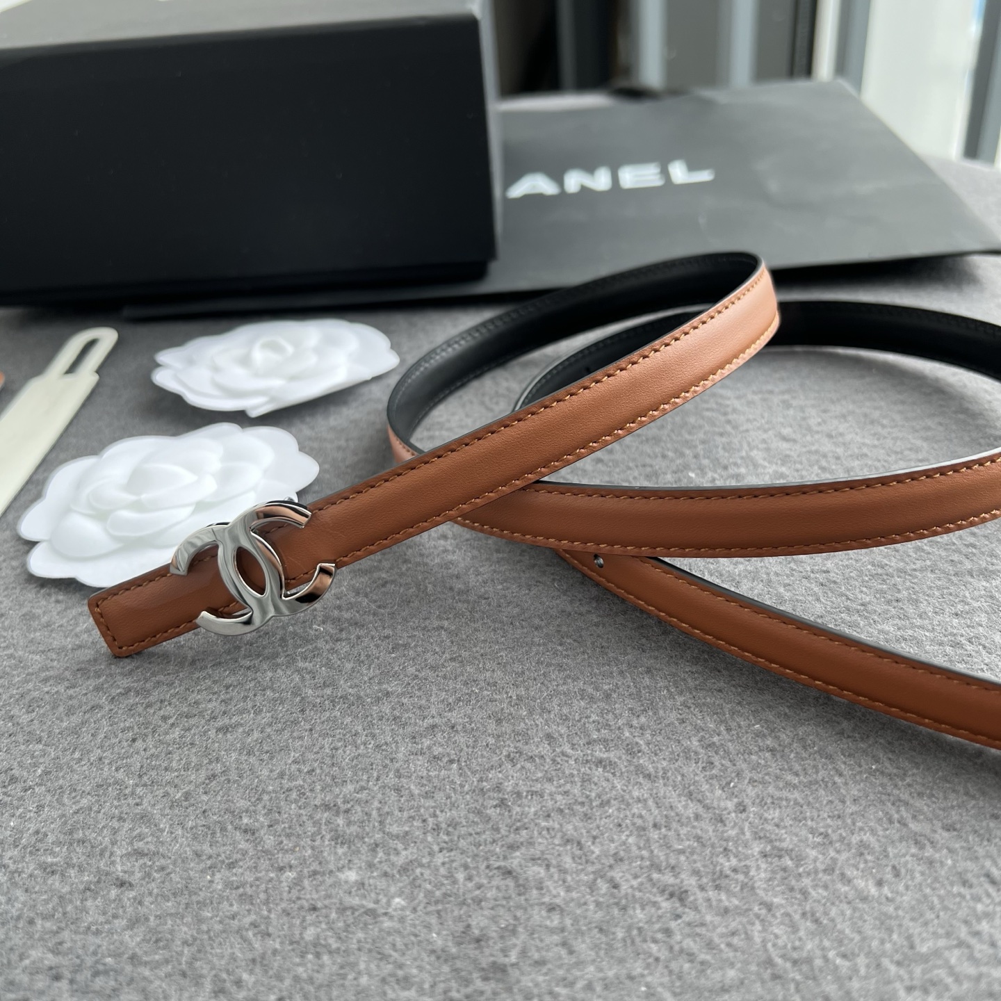 香家新款窄版双面腰带 Chanel 经典双面腰带，选用优质小牛皮，更适合夏季，搭配裤子裙子都很合适，百搭款特别赞👍，整体