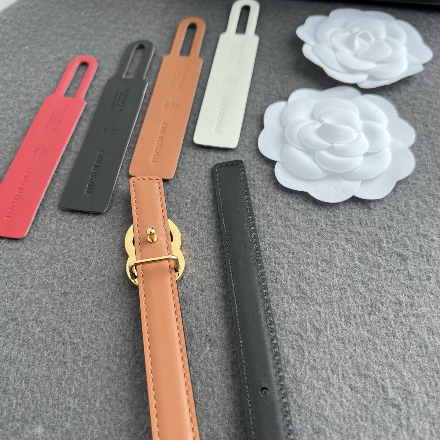 香家新款窄版双面腰带 Chanel 经典双面腰带，选用优质小牛皮，更适合夏季，搭配裤子裙子都很合适，百搭款特别赞👍，整体