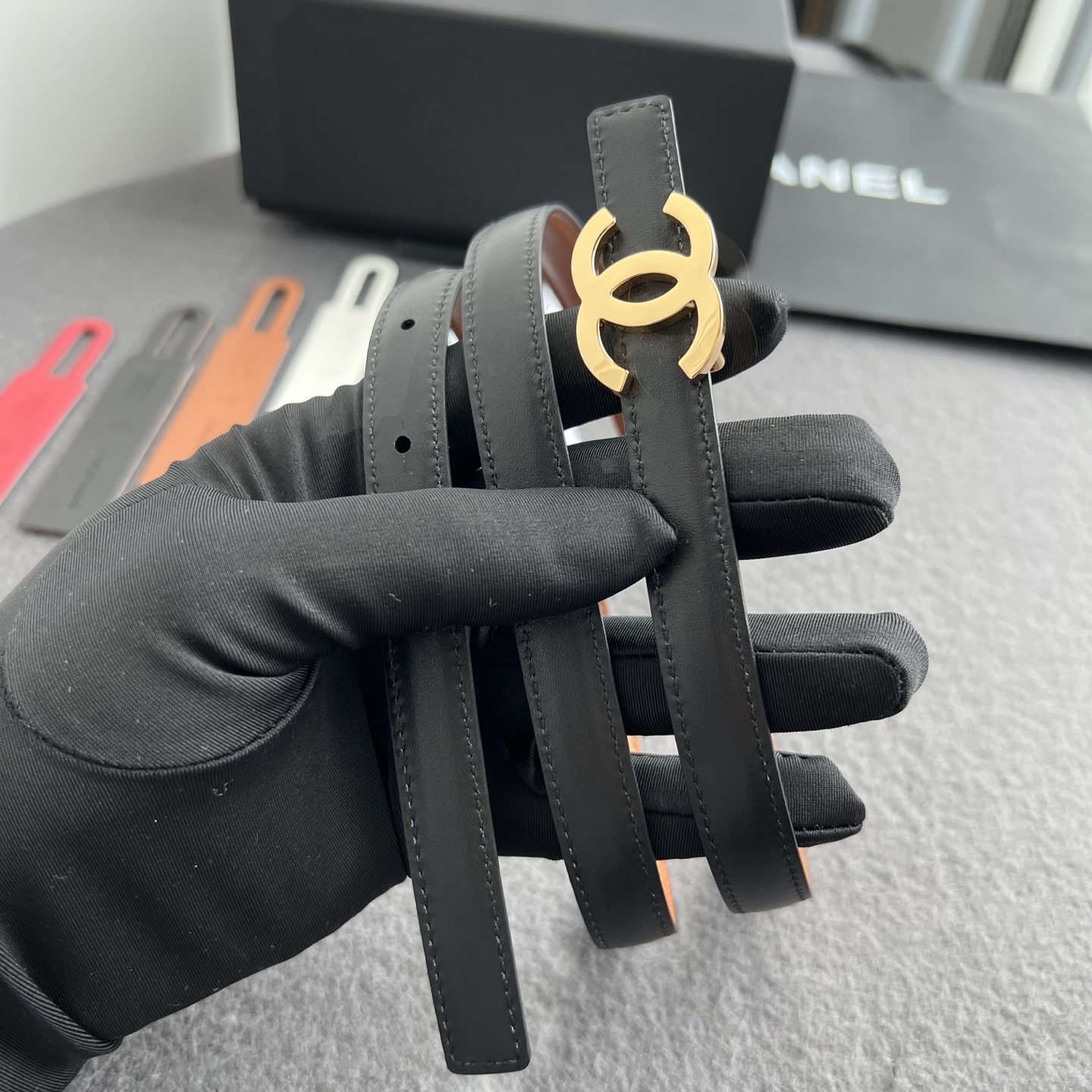 香家新款窄版双面腰带 Chanel 经典双面腰带，选用优质小牛皮，更适合夏季，搭配裤子裙子都很合适，百搭款特别赞👍，整体